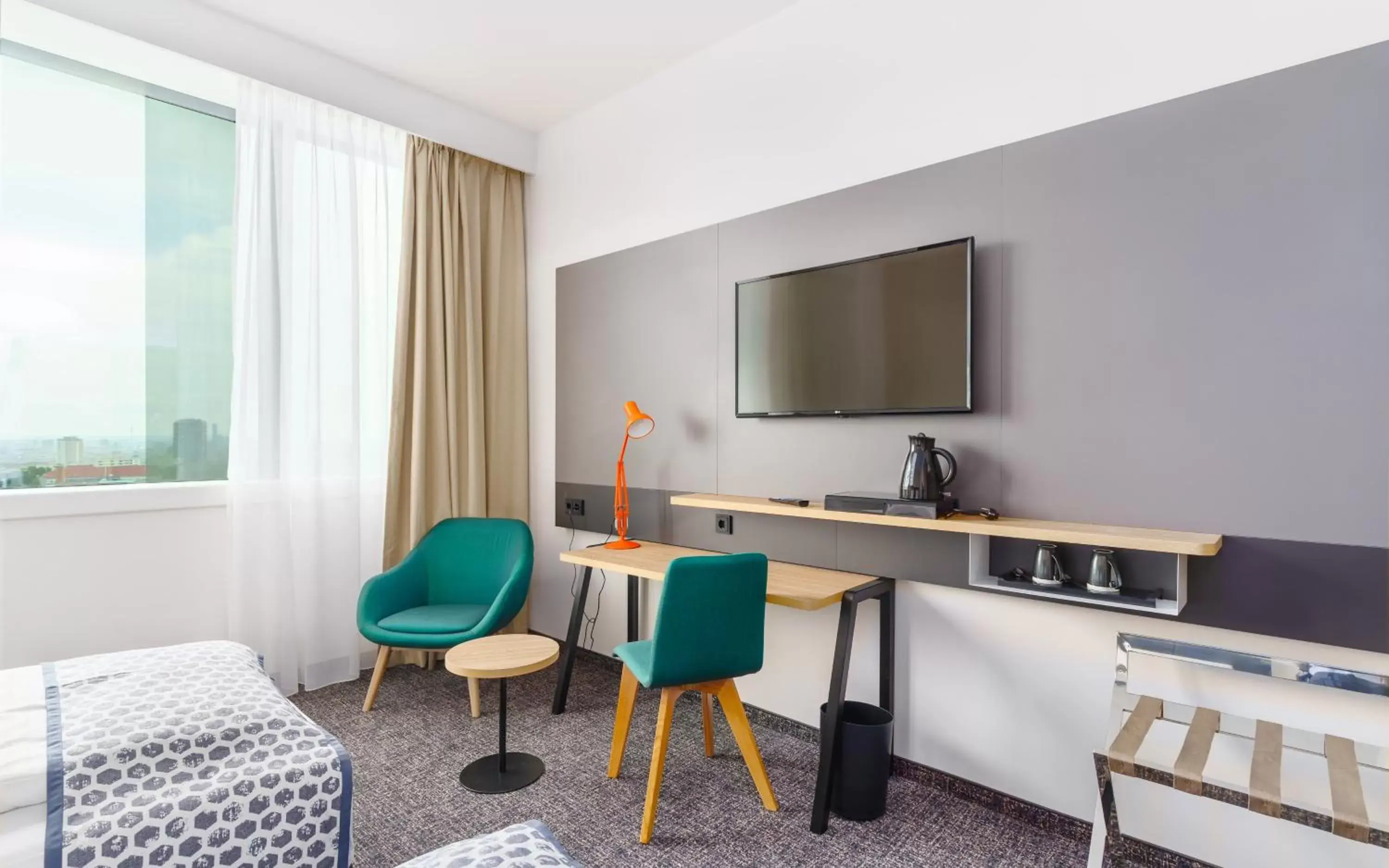 Photo of the whole room, TV/Entertainment Center in Holiday Inn - Vienna - South, an IHG Hotel