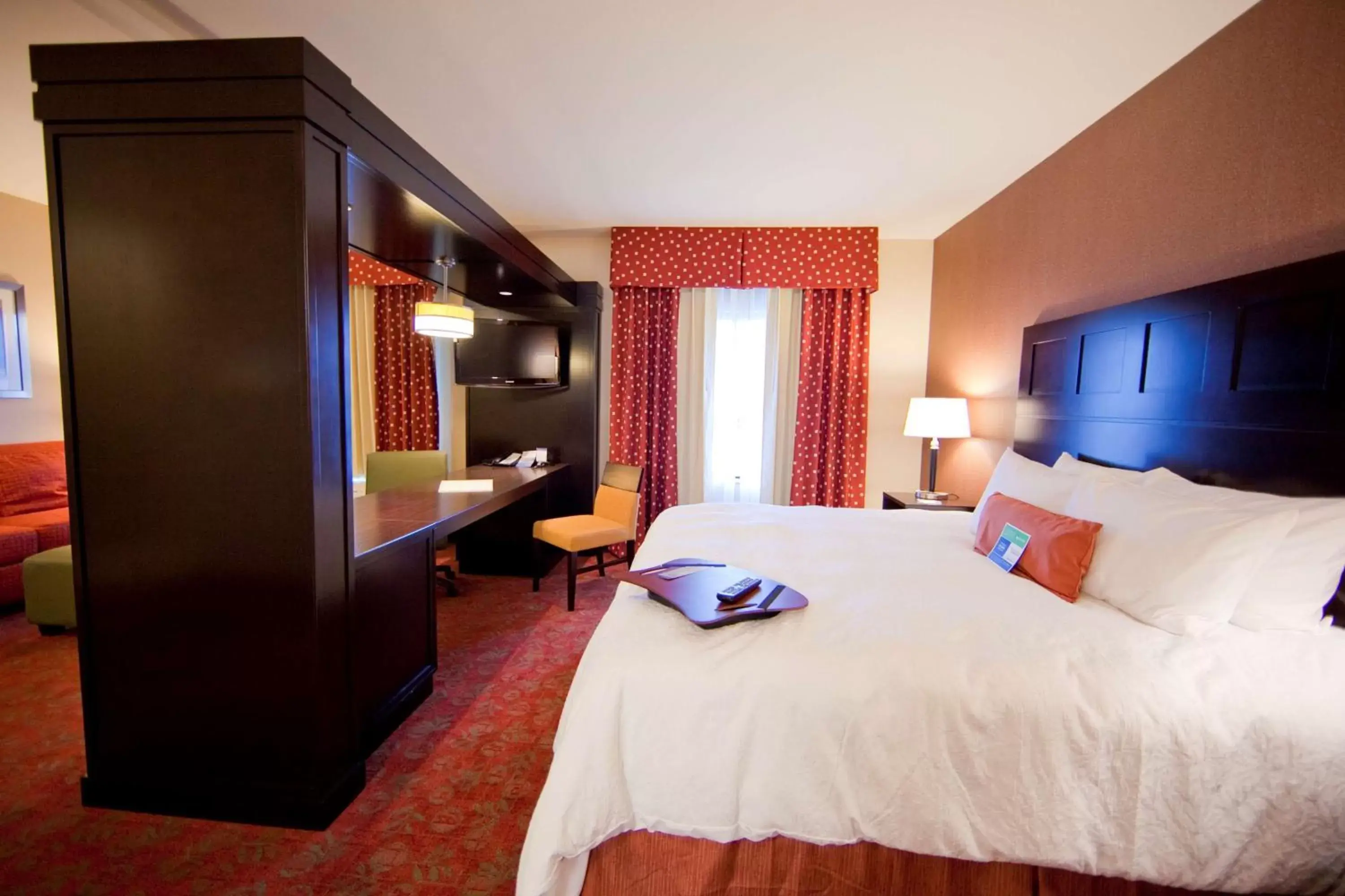 Bed in Hampton Inn & Suites by Hilton Seattle/Kent