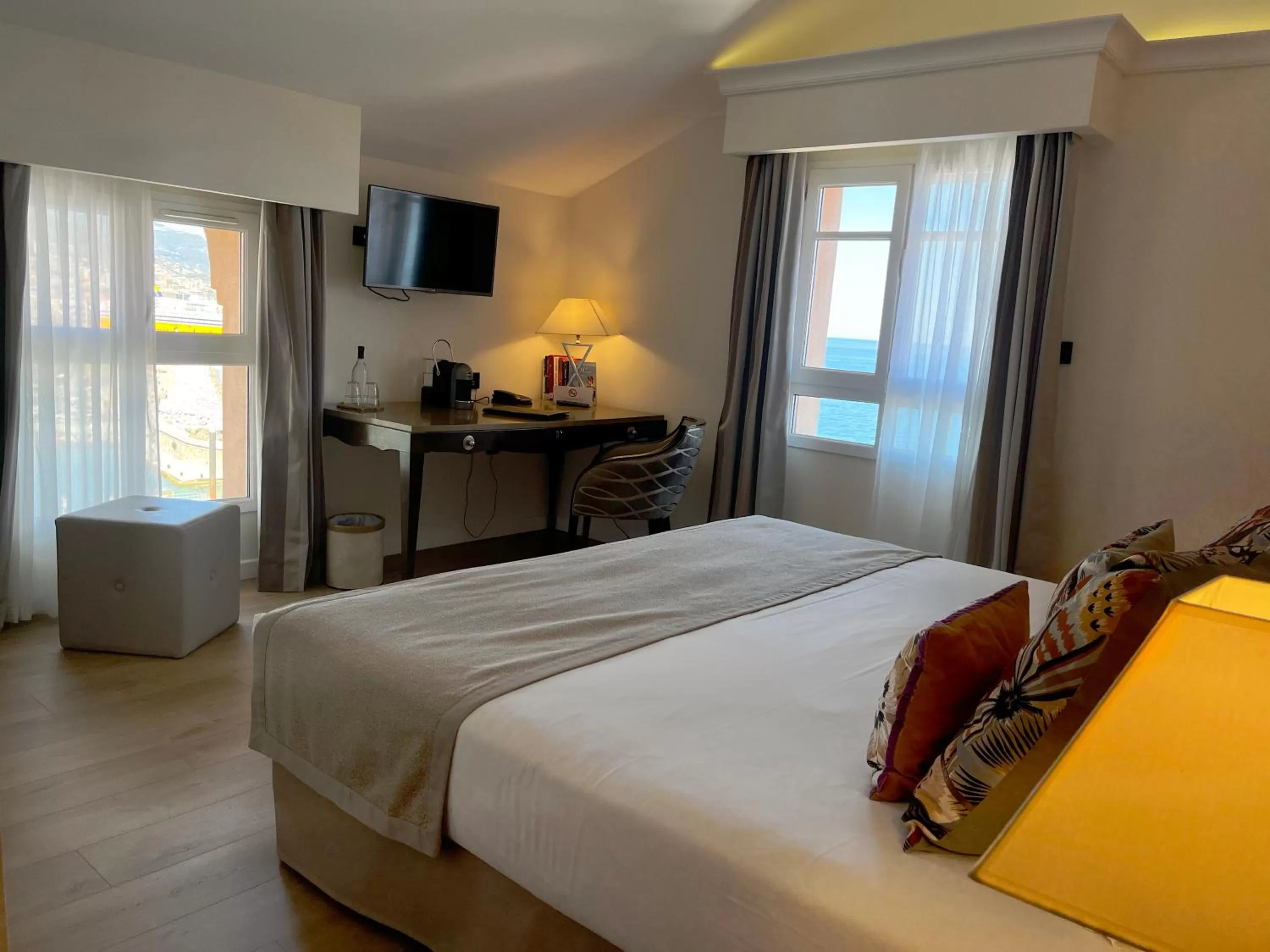 Bedroom, Bed in Hôtel Des Gouverneurs