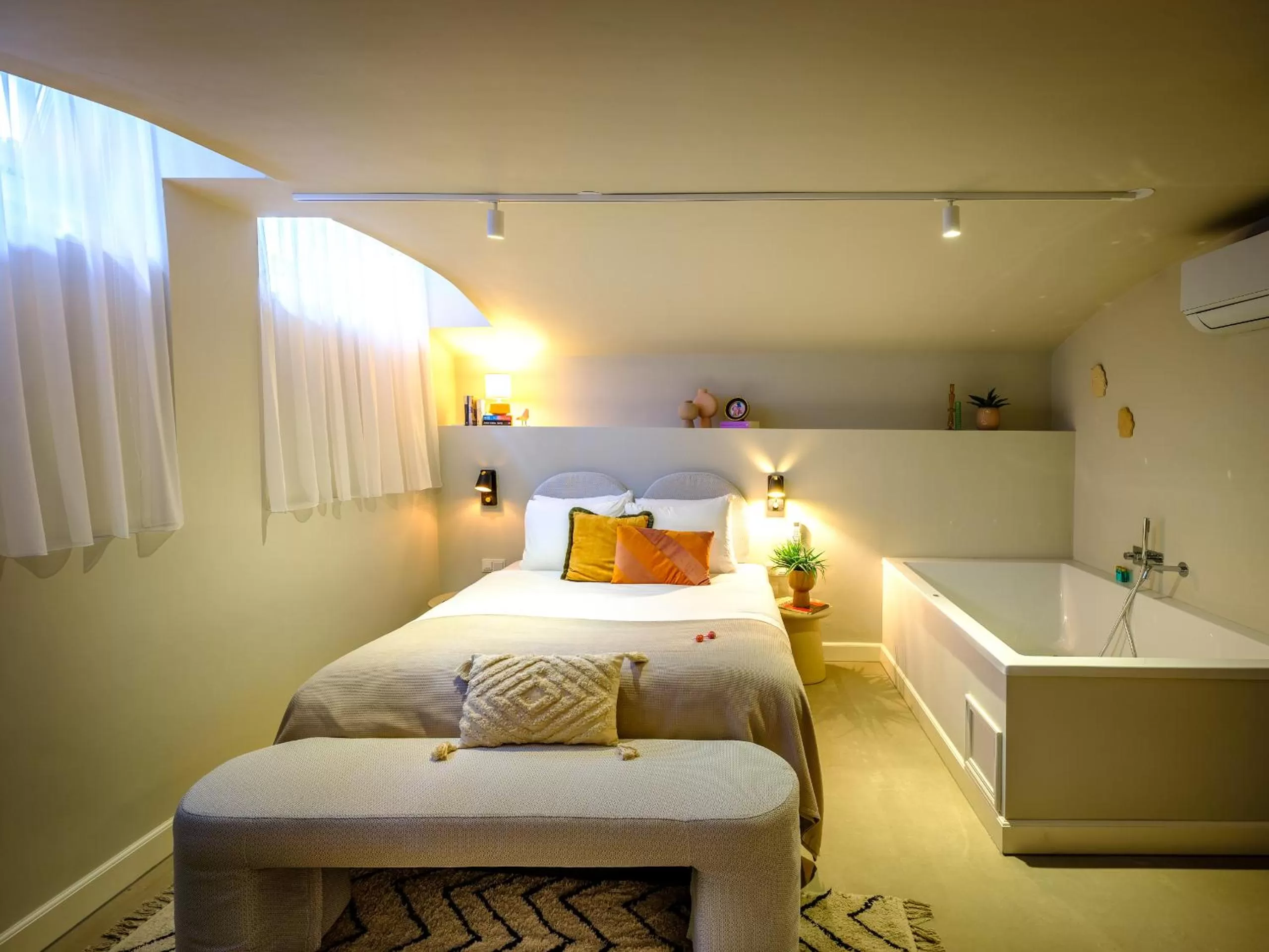 Suite with Spa Bath in FINCH Boutique Hotel, downtown