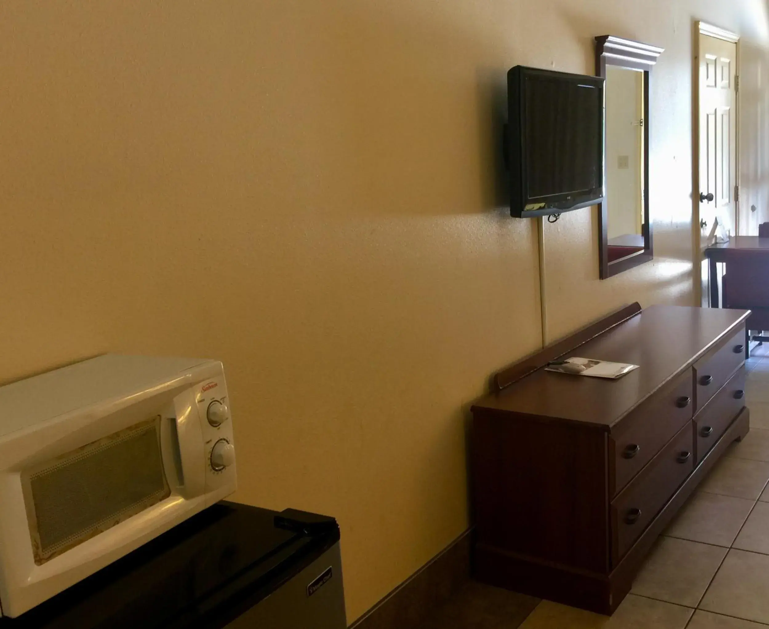 TV and multimedia, TV/Entertainment Center in Texas Inn and Suites RGV