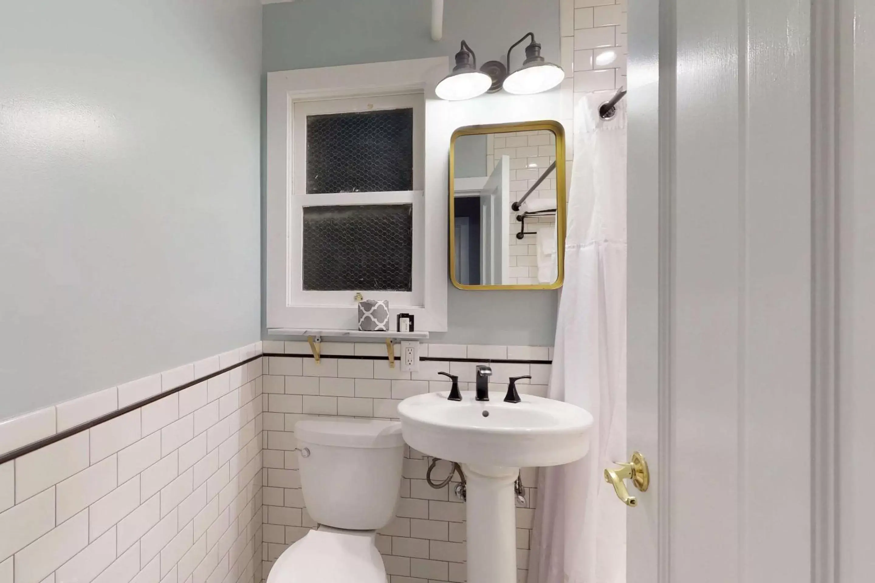 Bathroom in Hotel Petaluma, Ascend Hotel Collection