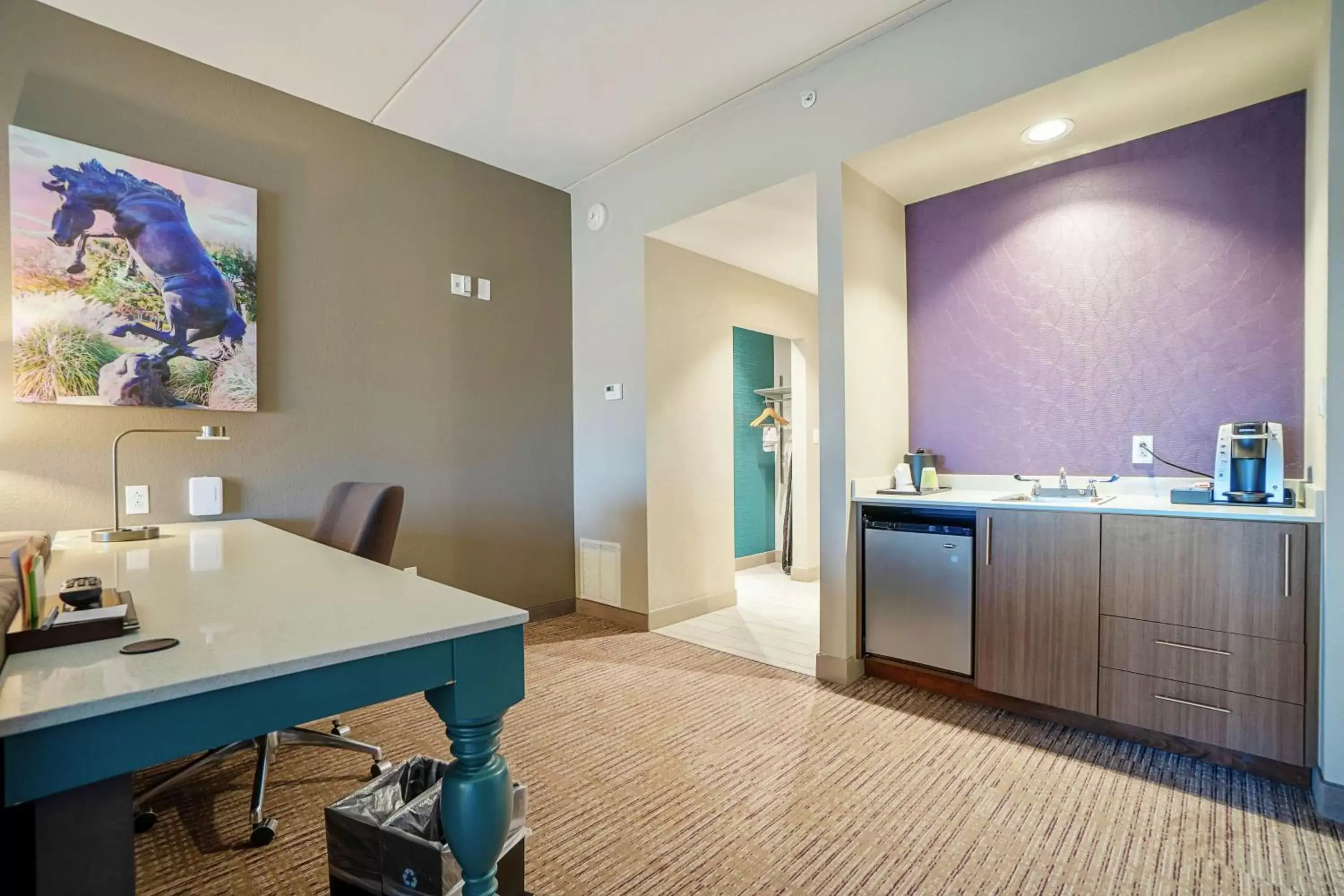 Bedroom, Kitchen/Kitchenette in Hilton Garden Inn Edmond/Oklahoma City North