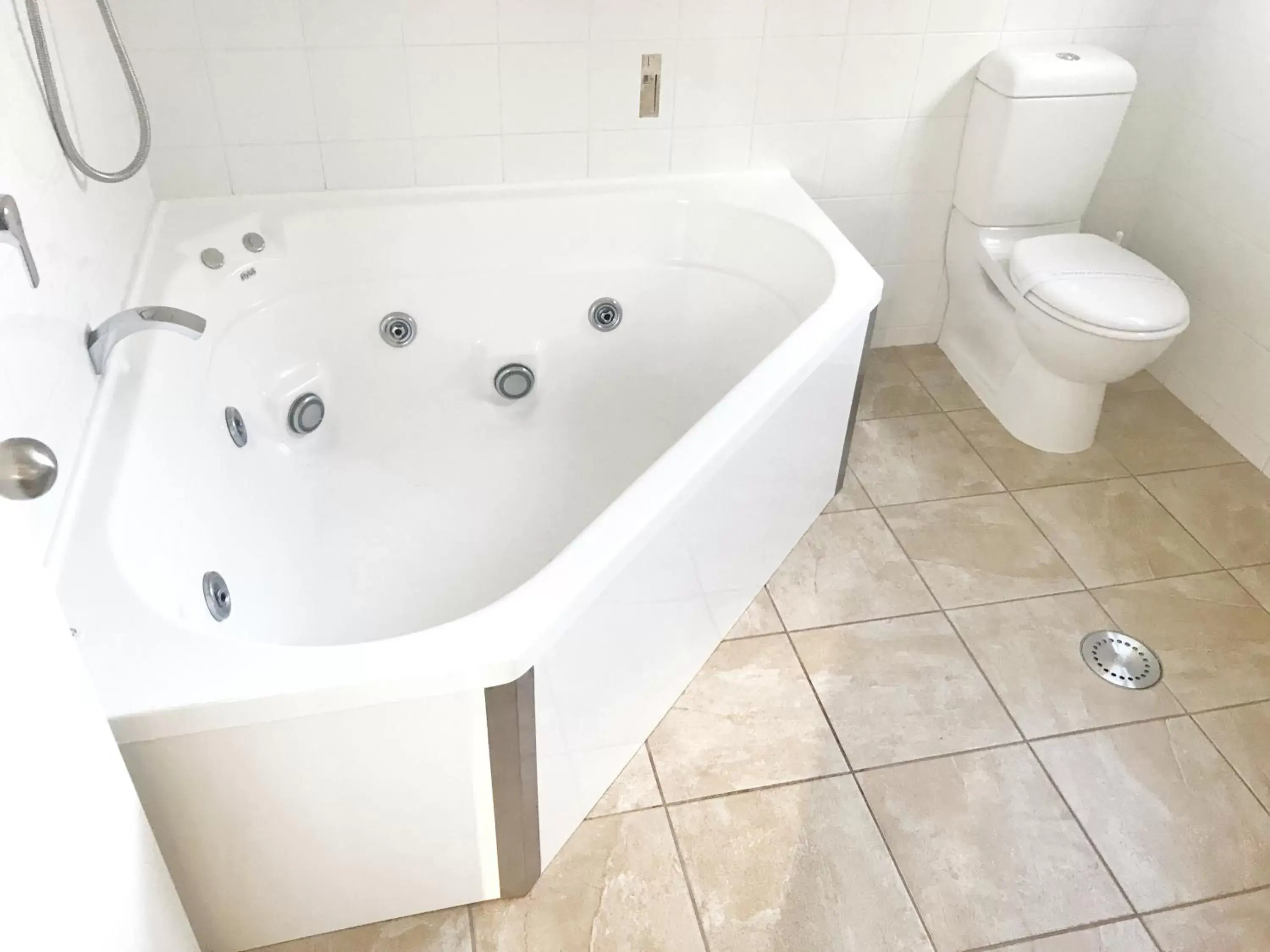 Bathroom in Avalon Manor Motel