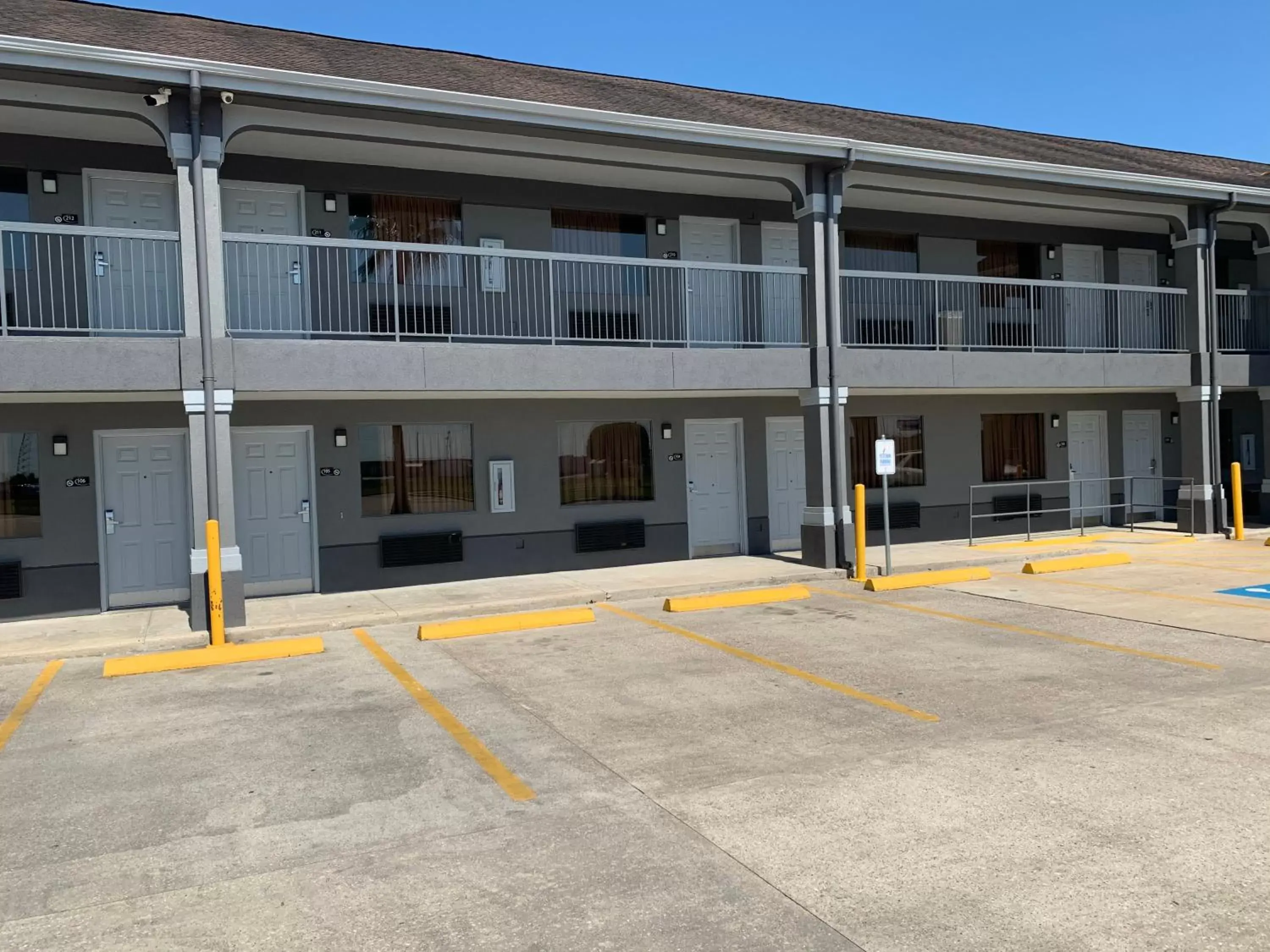 Property Building in Super 8 by Wyndham Baytown I-10