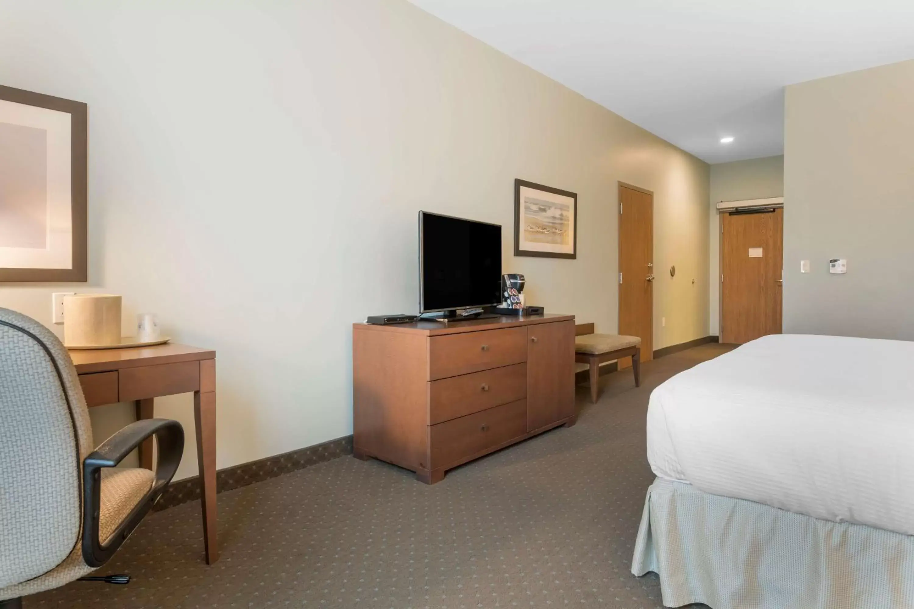 Bedroom, TV/Entertainment Center in Best Western Plus Liverpool Hotel & Conference Centre