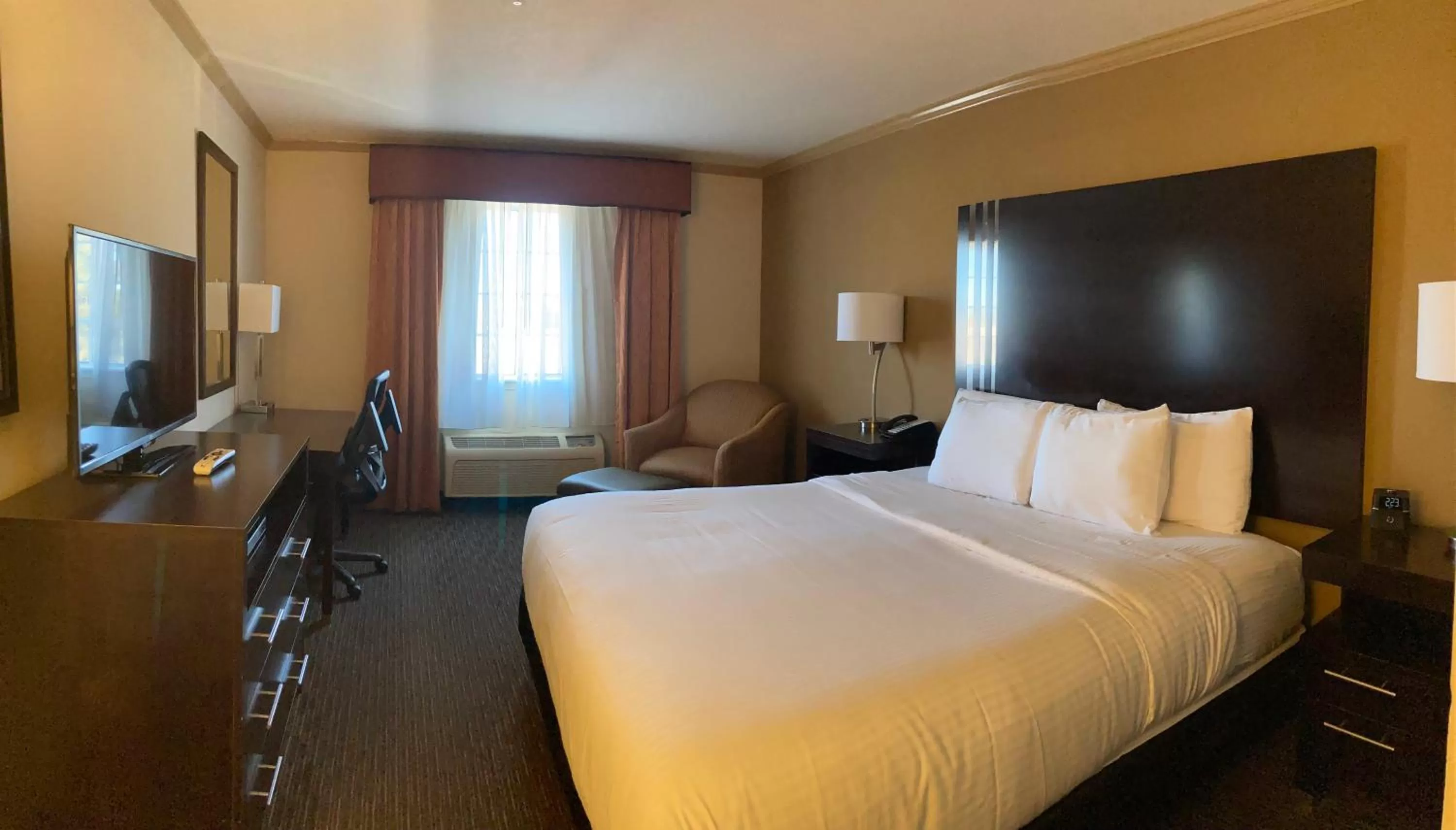 Bed in La Quinta by Wyndham Davis