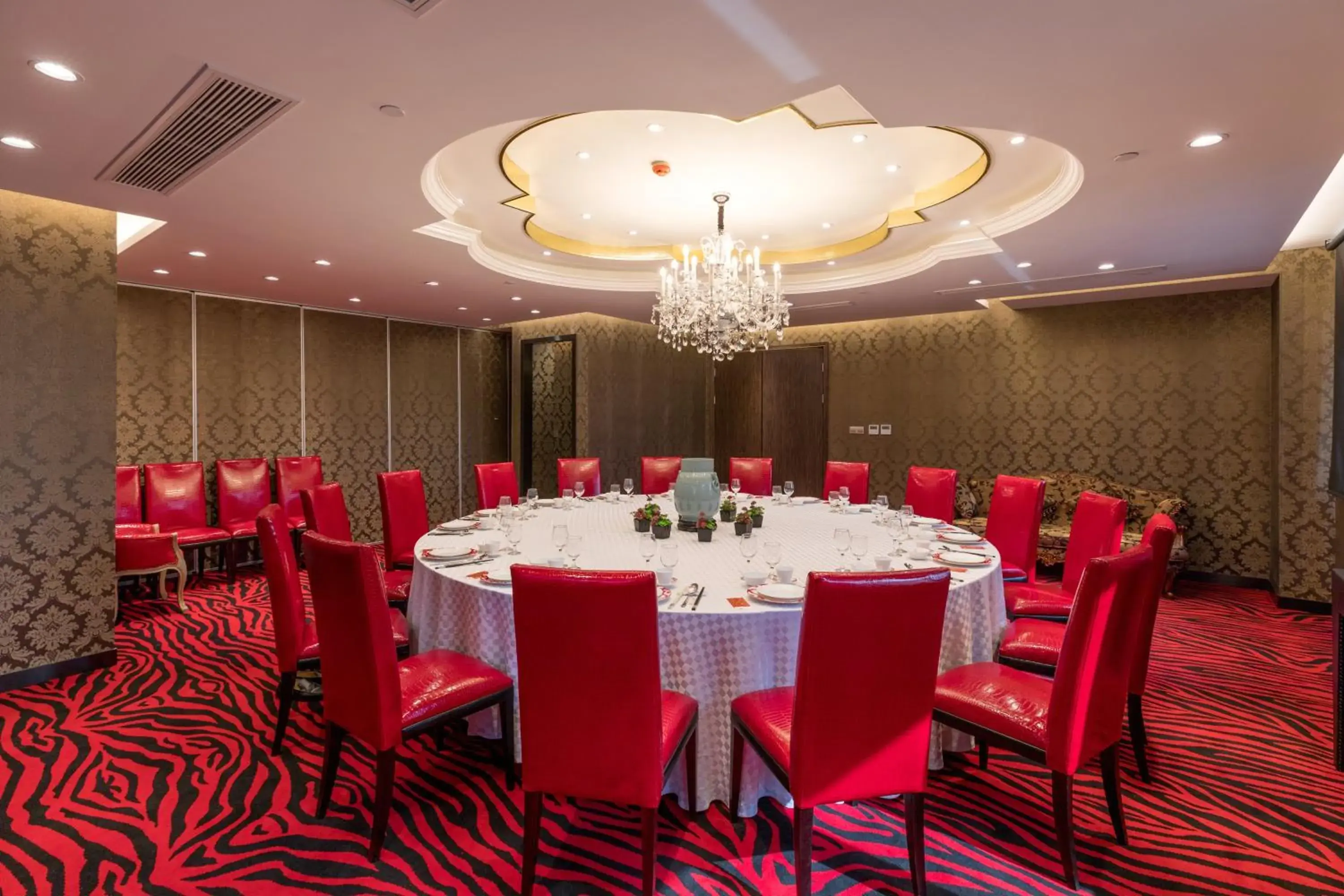 Restaurant/places to eat in Crowne Plaza Shanghai Jinshan by IHG Restaurant/places to eat in Crowne Plaza Shanghai Jinshan by IHG