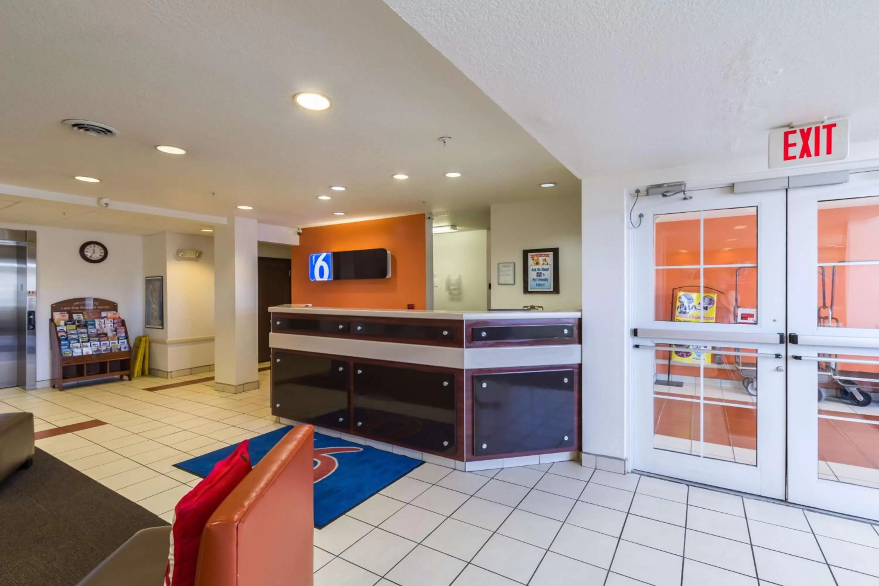Lobby or reception in Motel 6-Huron, OH - Sandusky