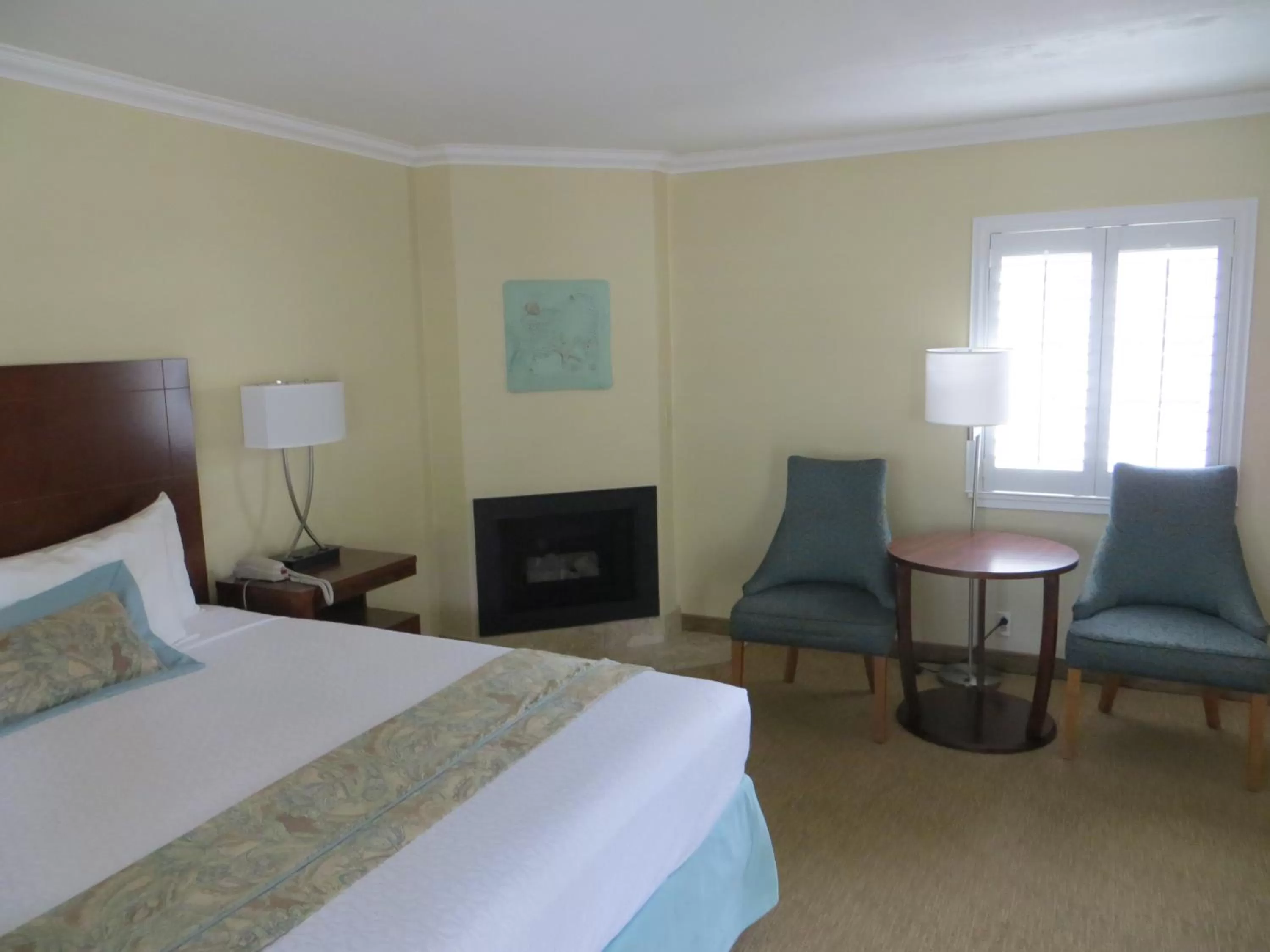 Photo of the whole room, Bed in Carmel Bay View Inn