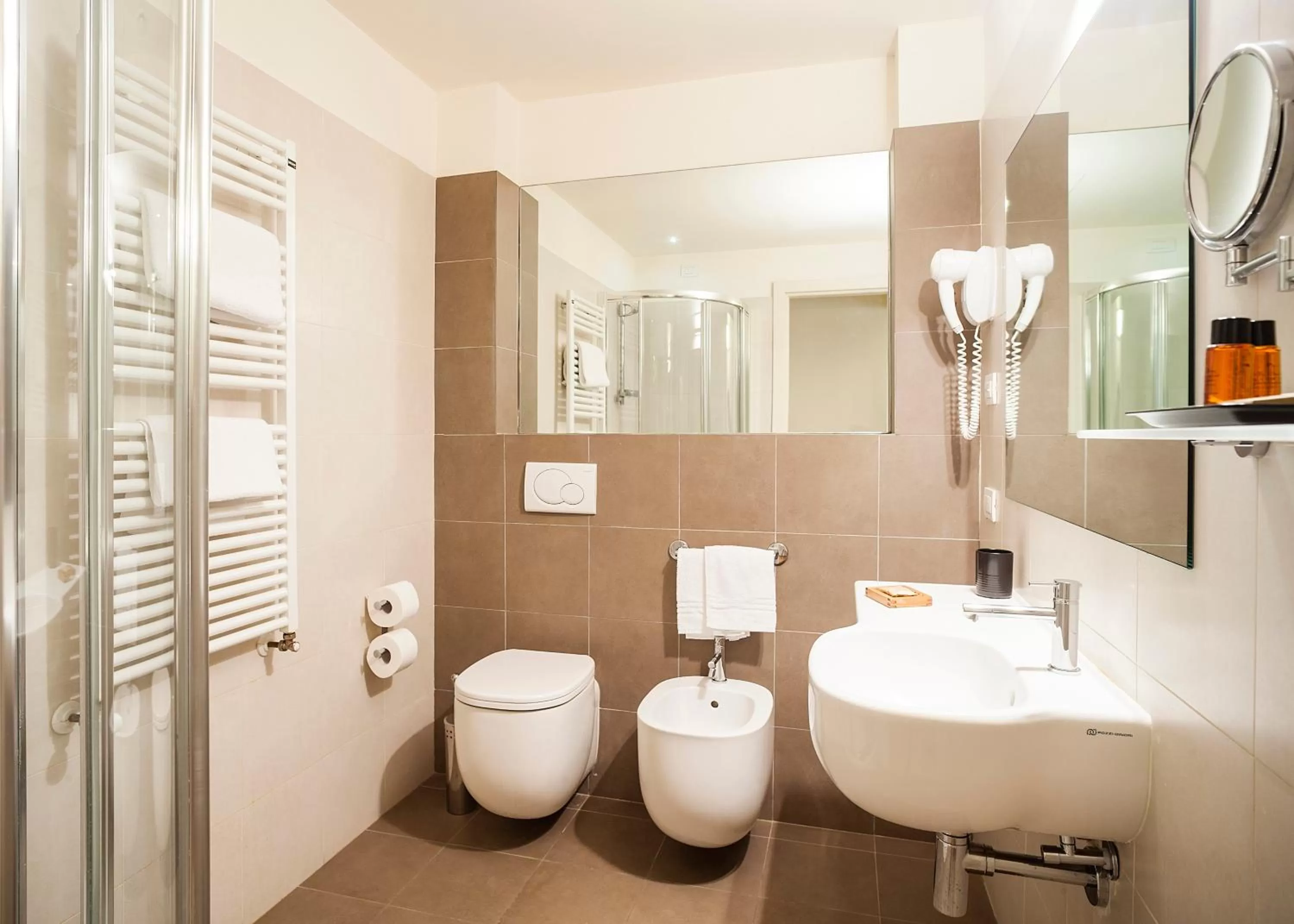 Bathroom in Hotel Hambros - Il Parco in Villa Banchieri