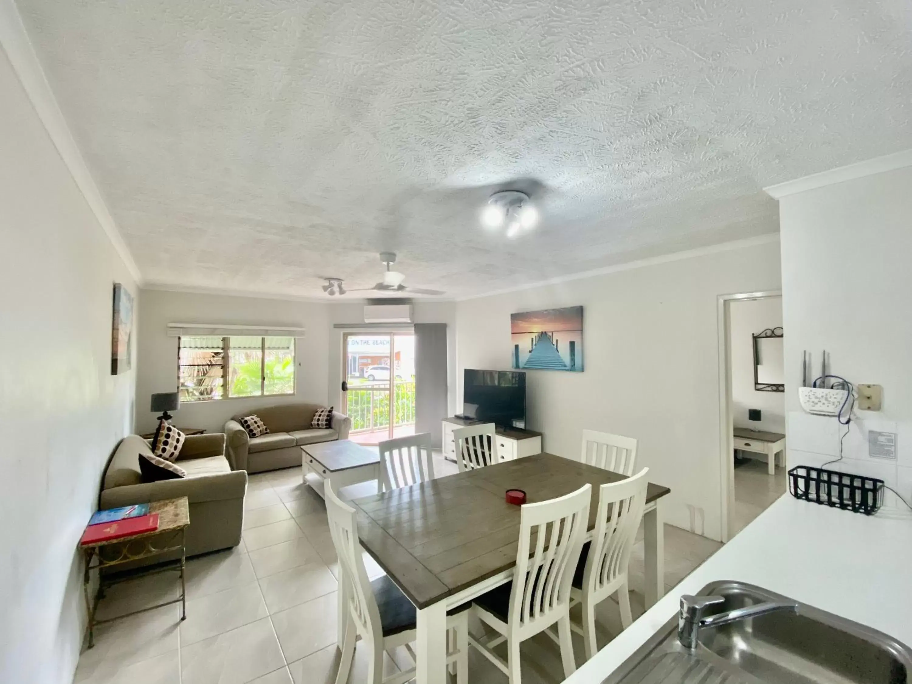 Living room, Dining Area in Cairns Beach Resort