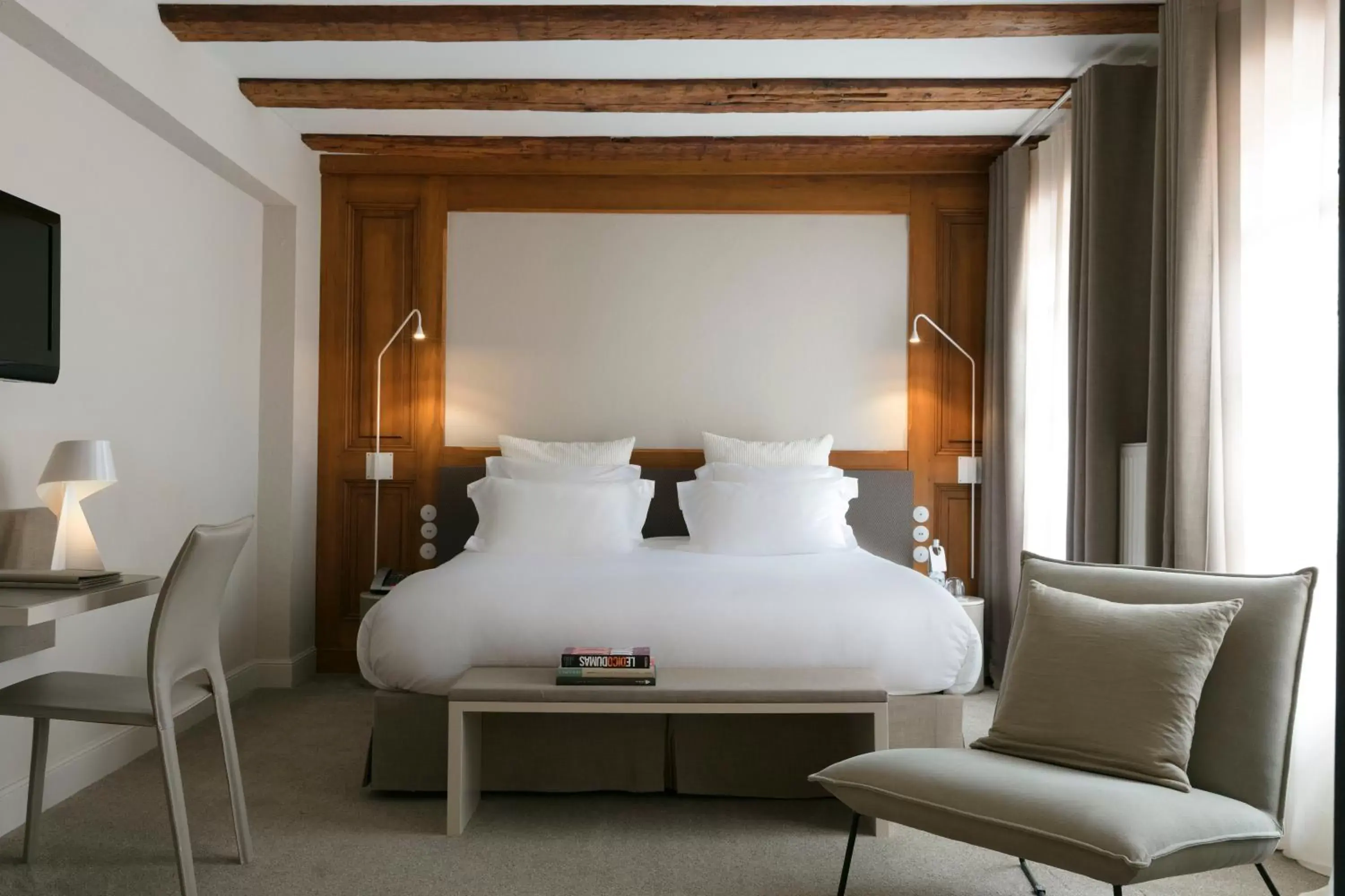 Photo of the whole room, Bed in Relais & Châteaux La Maison Des Têtes
