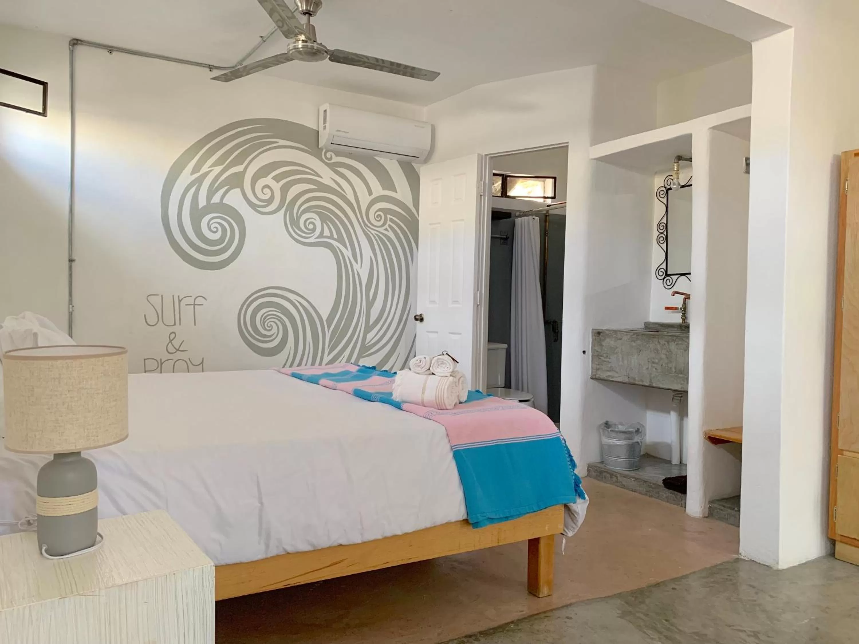 Bedroom, Bed in Perro Surfero Hotel