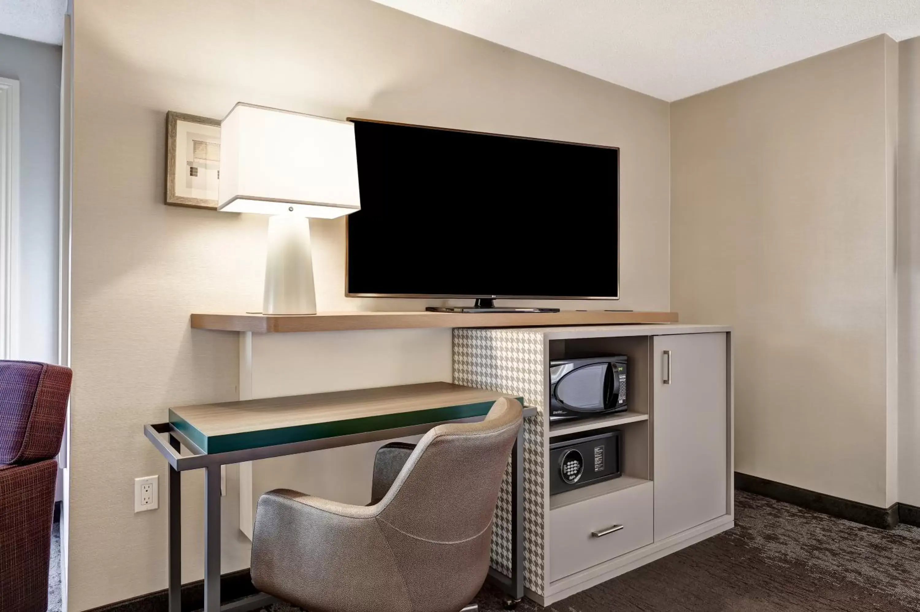 TV and multimedia, TV/Entertainment Center in Holiday Inn - Ottawa Dwtn - Parliament Hill, an IHG Hotel