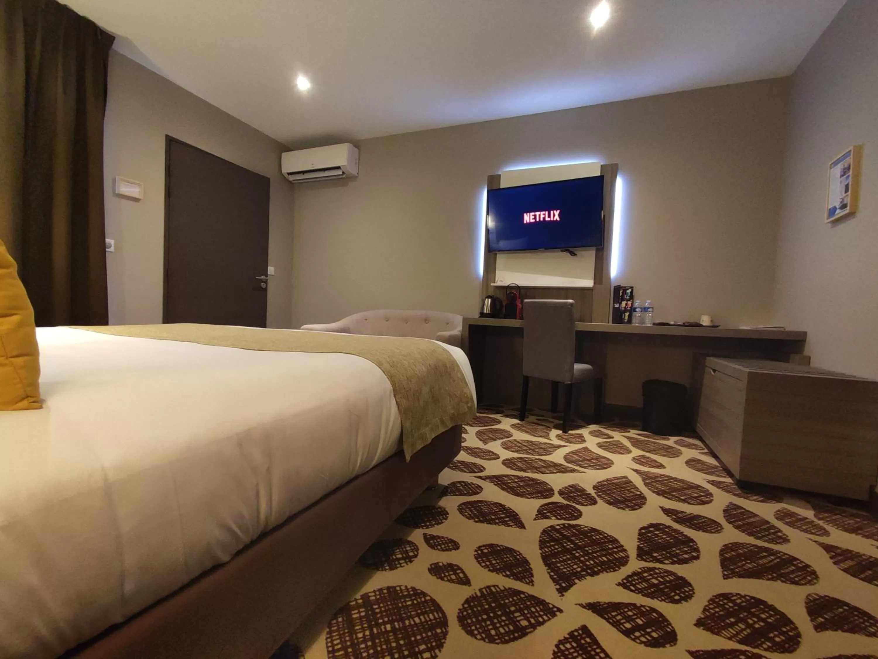 Bed in Contact Hôtel Le Provençal Bordeaux Lac