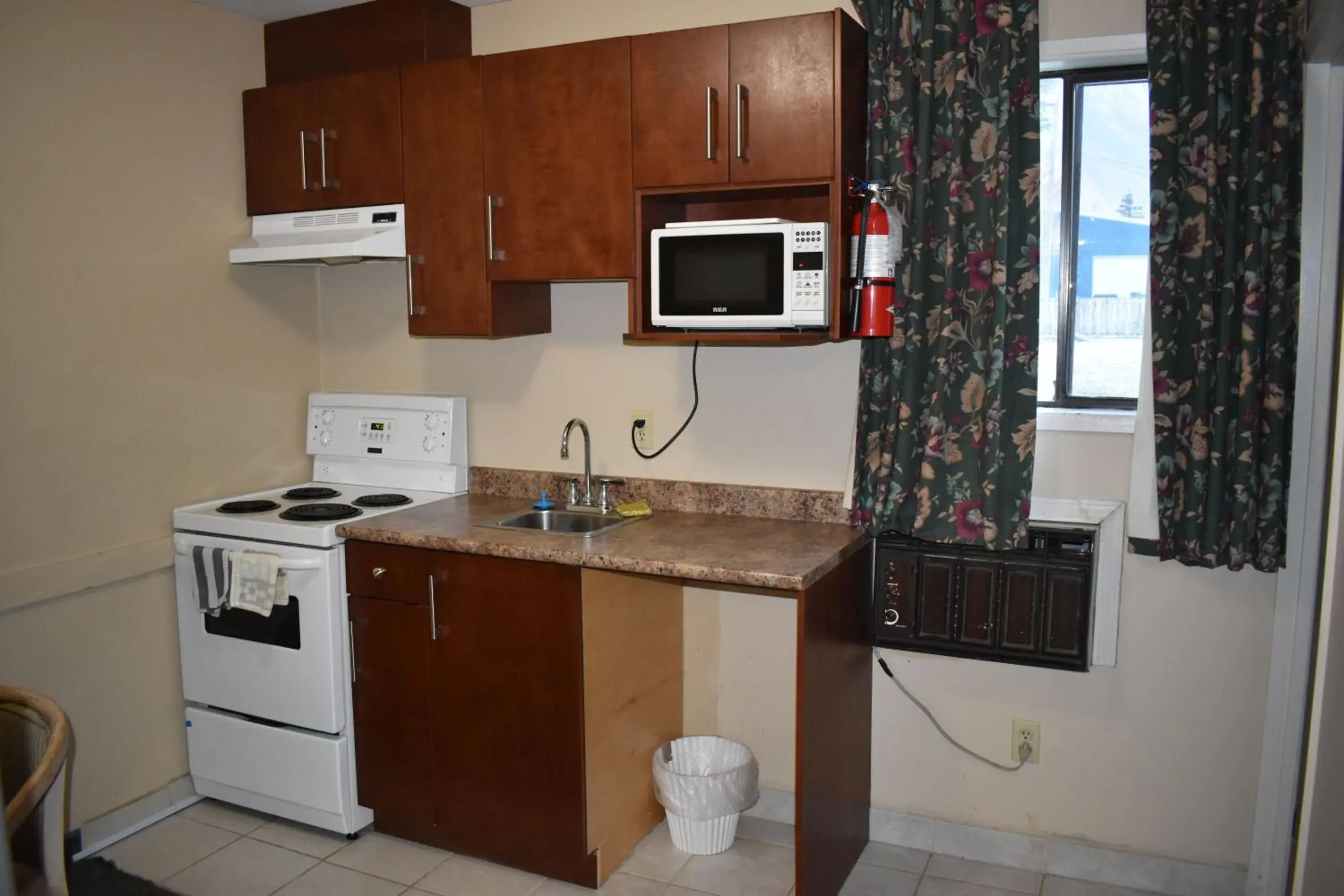 Kitchen or kitchenette, Kitchen/Kitchenette in Hope Inn and Suites