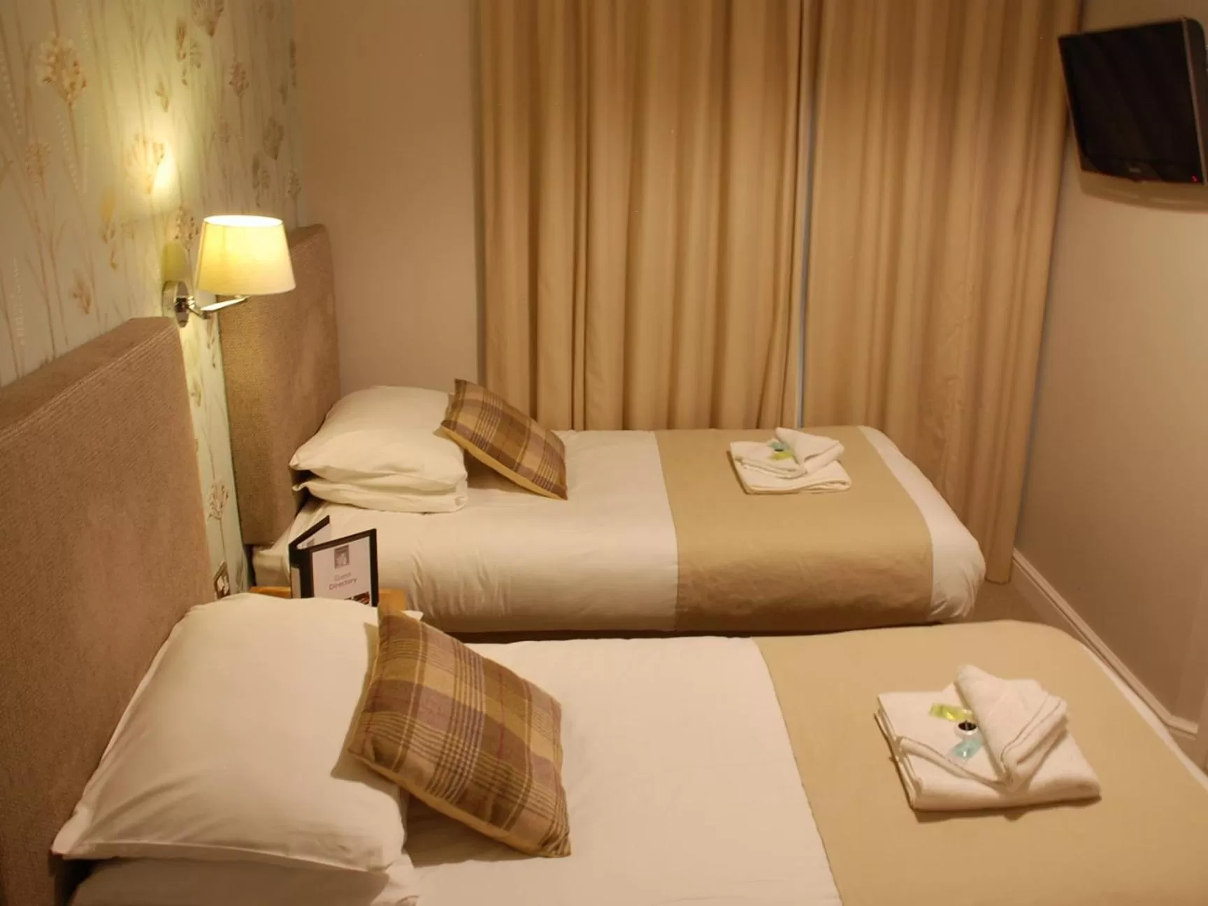 Twin Room with Shower in The White Swan, Yeadon