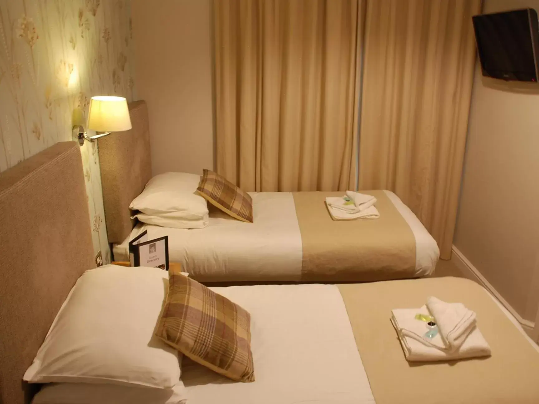 Twin Room with Shower in The White Swan, Yeadon Twin Room with Shower in The White Swan, Yeadon