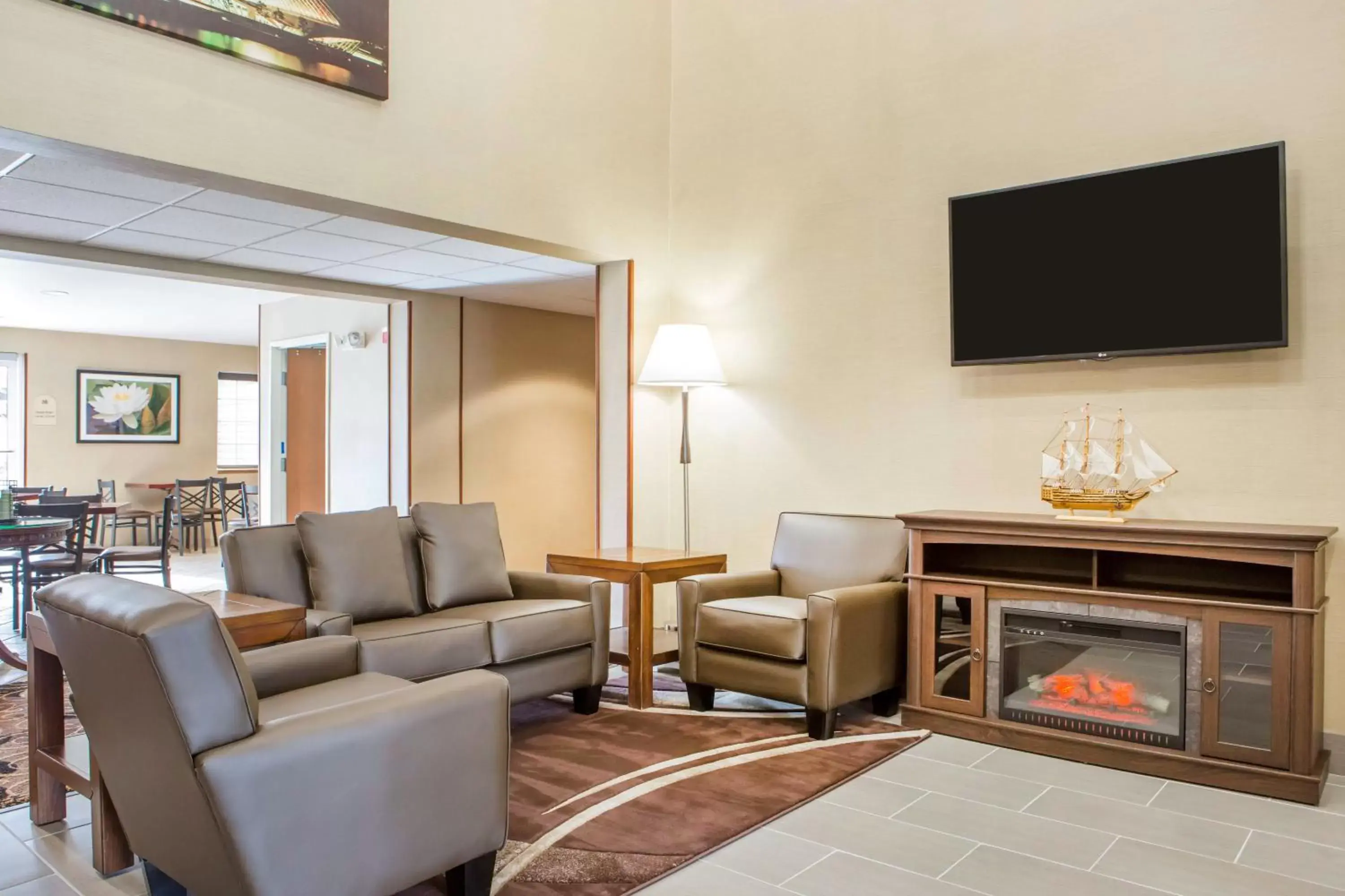 Lobby or reception, Seating Area in Hawthorn Suites By Wyndham Oak Creek/Milwaukee Airport