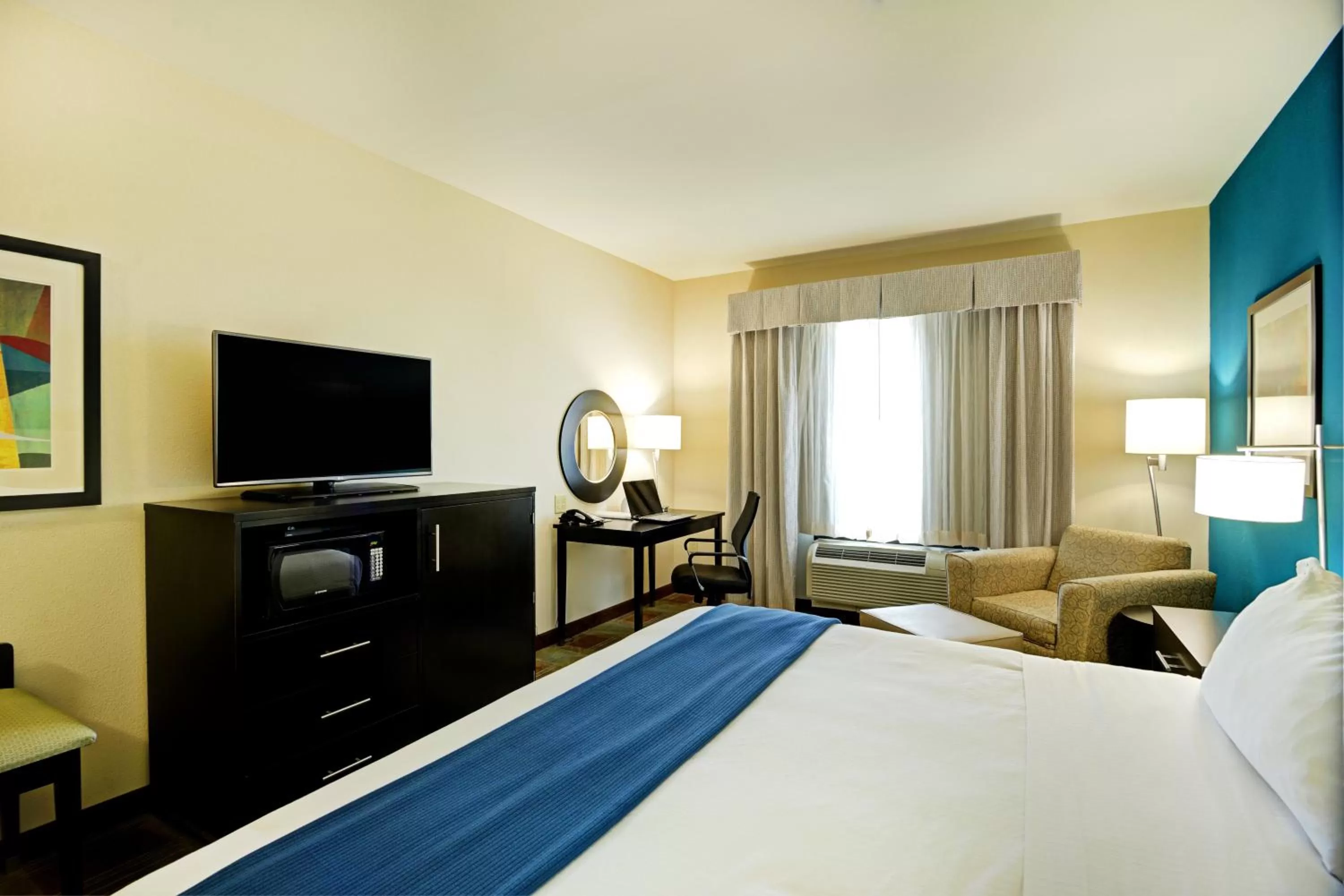 Photo of the whole room, Bed in Holiday Inn Express & Suites Houston Northwest-Brookhollow by IHG