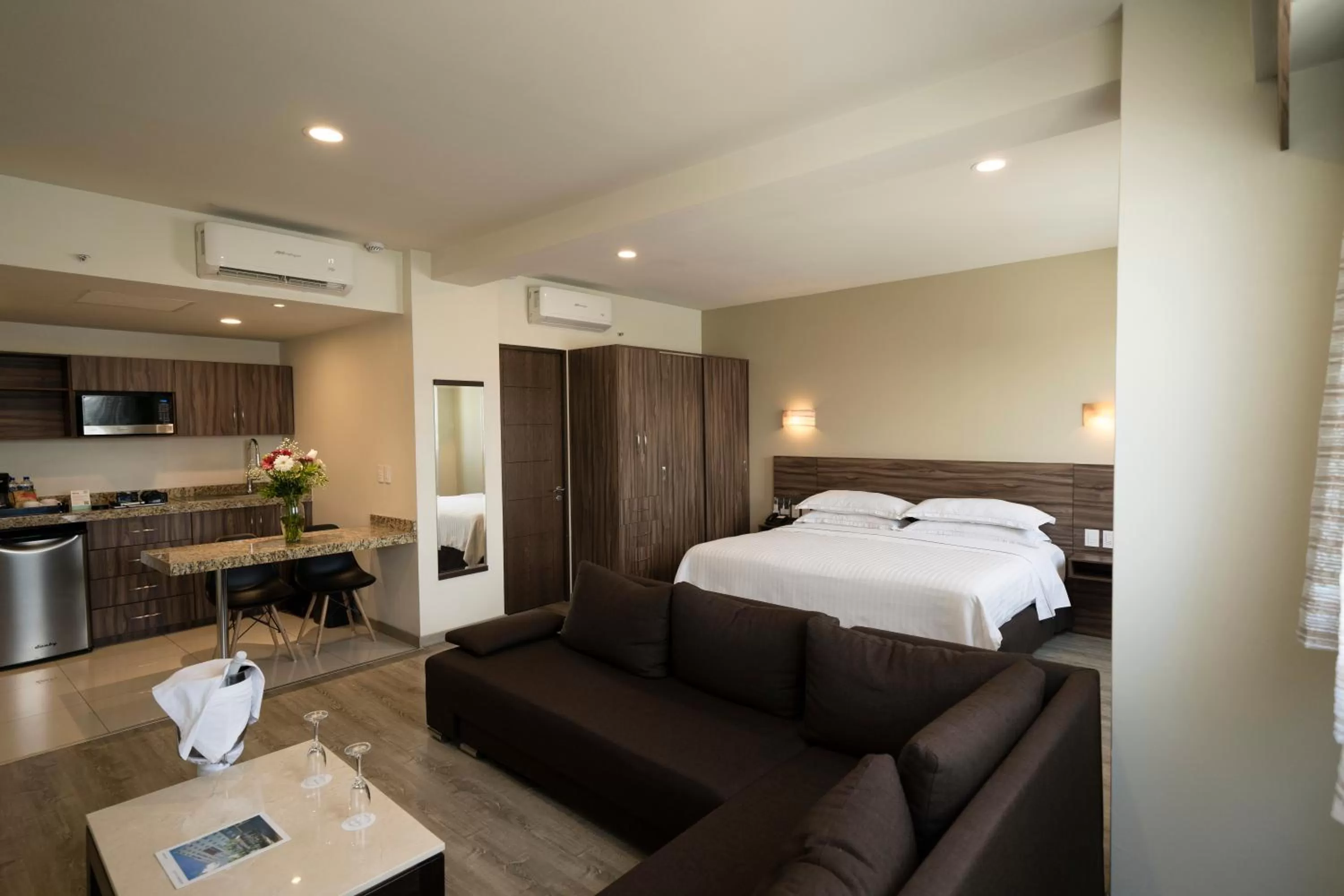 Photo of the whole room, Bed in Crown Victoria Hotel