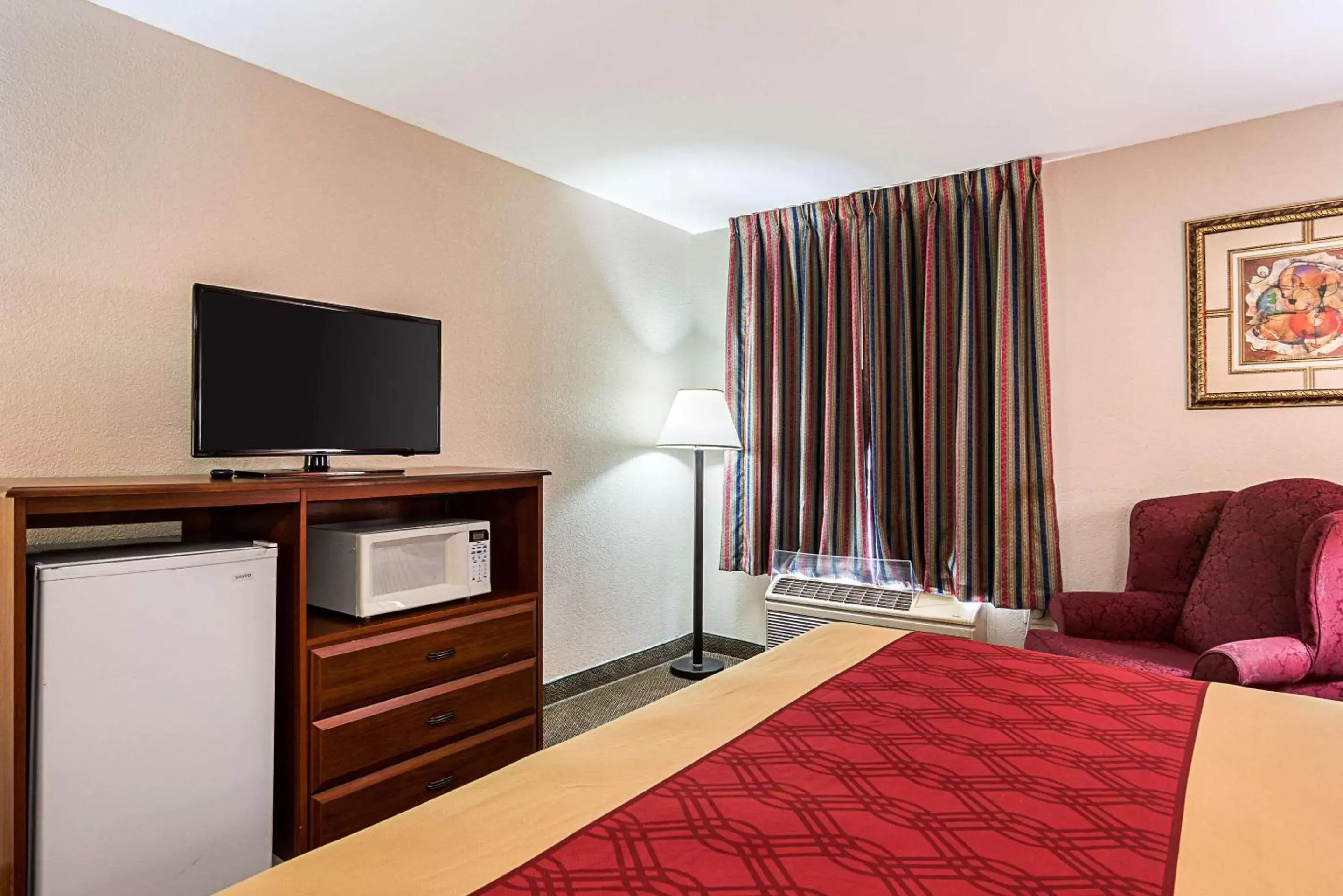 Photo of the whole room, TV/Entertainment Center in Econo Lodge Andrews AFB