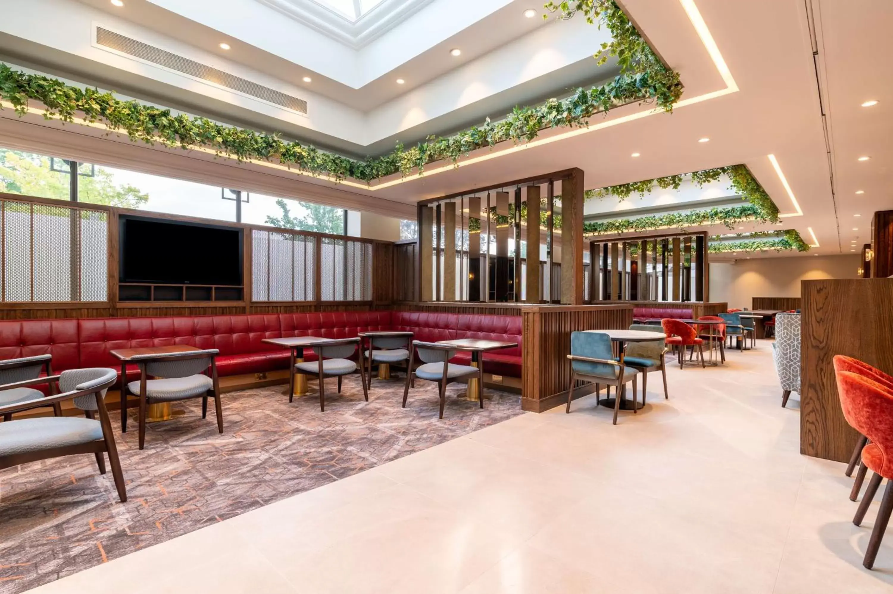 Lounge or bar, Restaurant/Places to Eat in Hilton Birmingham Metropole Hotel