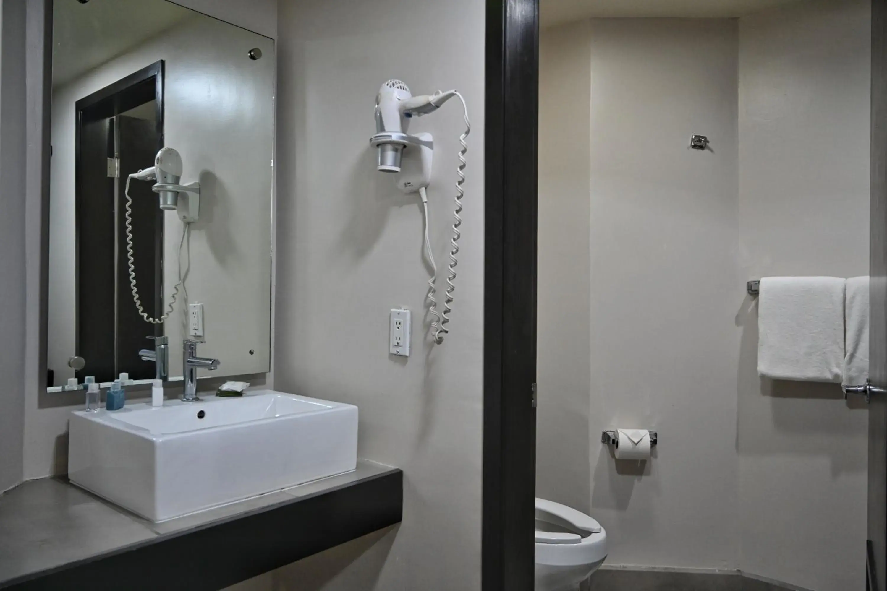 Shower, Bathroom in Hotel Corona Plaza