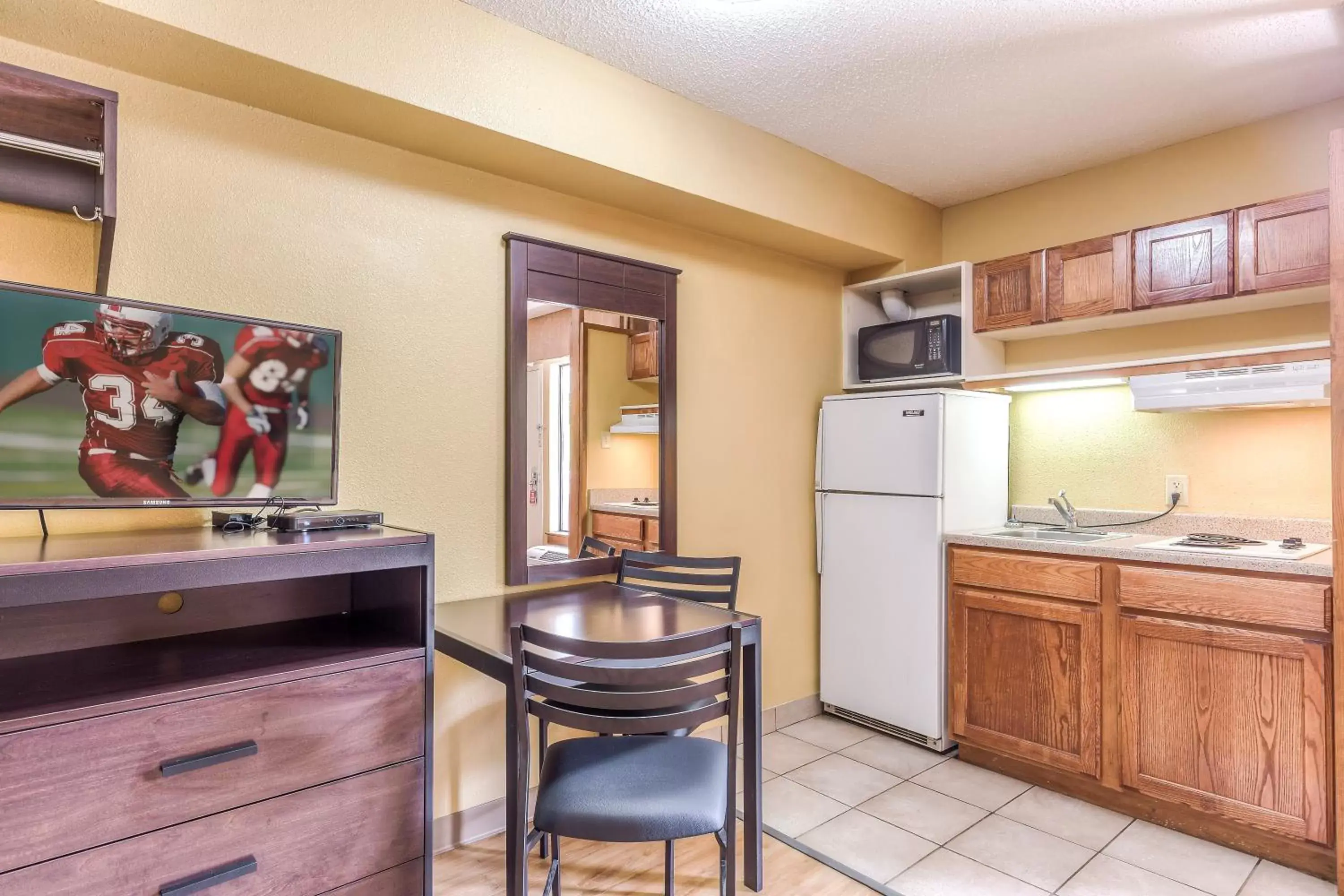 Photo of the whole room, Kitchen/Kitchenette in Red Roof Inn Amarillo West