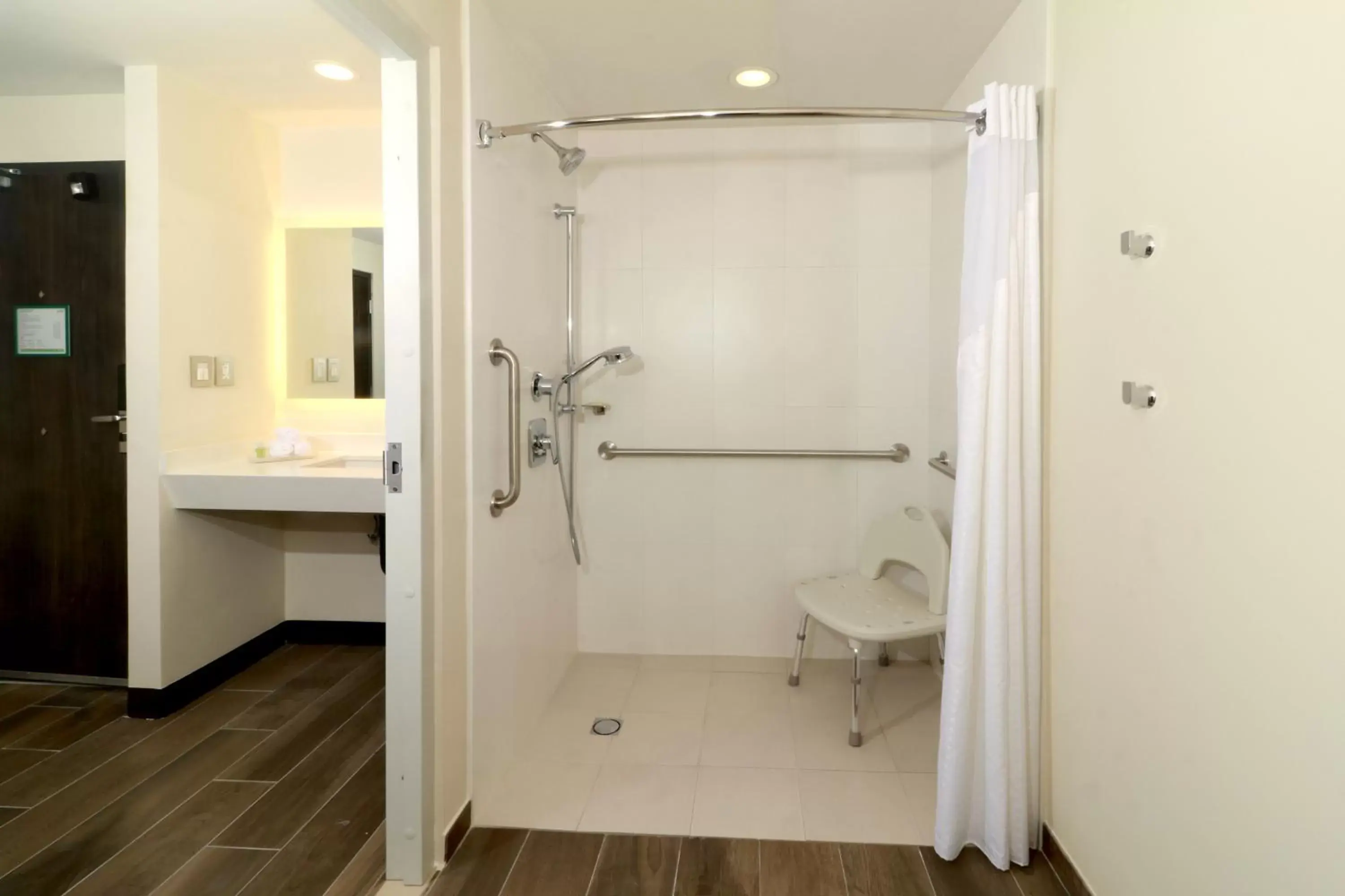 Photo of the whole room, Bathroom in Holiday Inn - Ciudad Juarez, an IHG Hotel