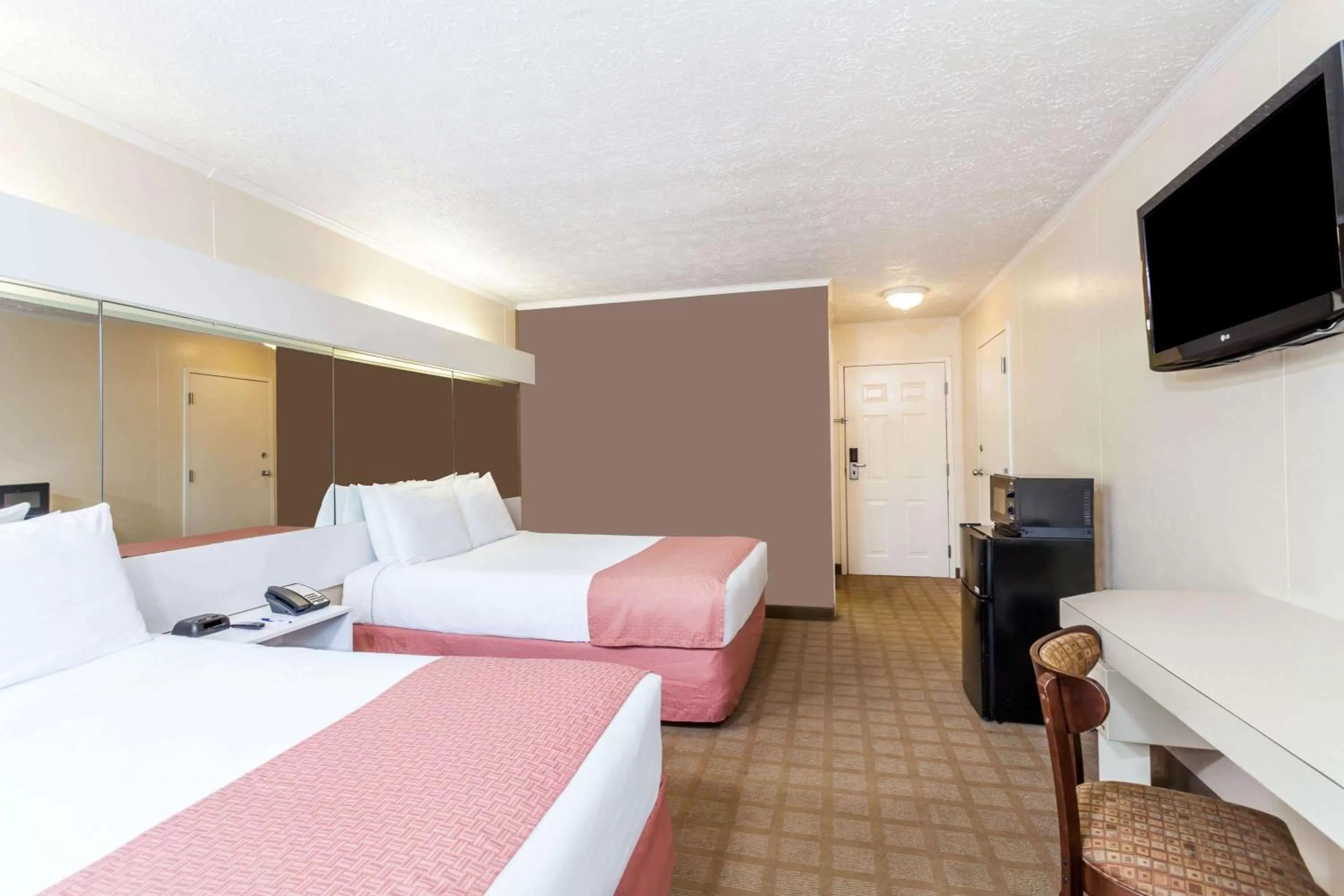 Photo of the whole room, Bed in Microtel Inn by Wyndham Wilson
