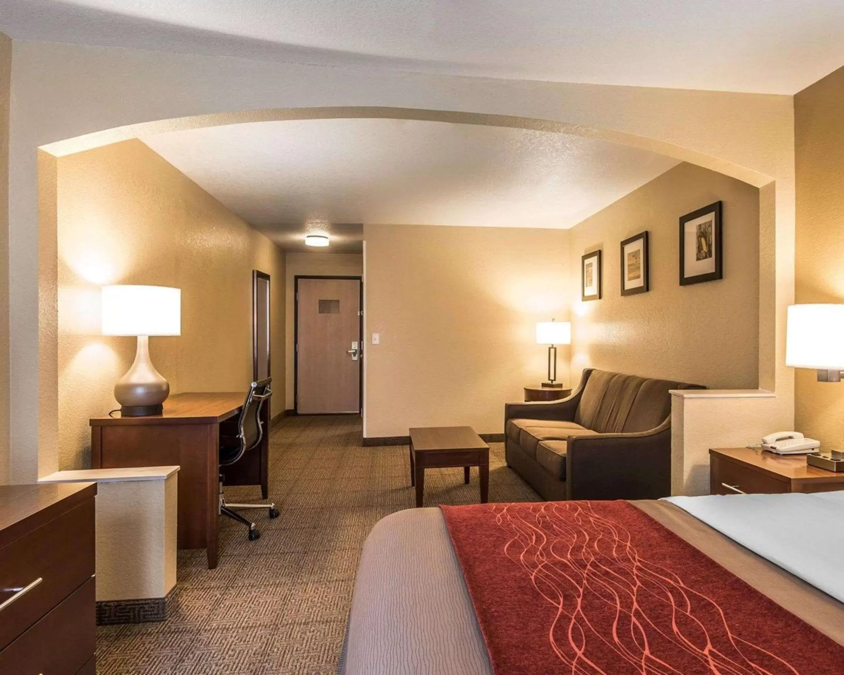 Photo of the whole room, Seating Area in Quality Inn & Suites Bethany