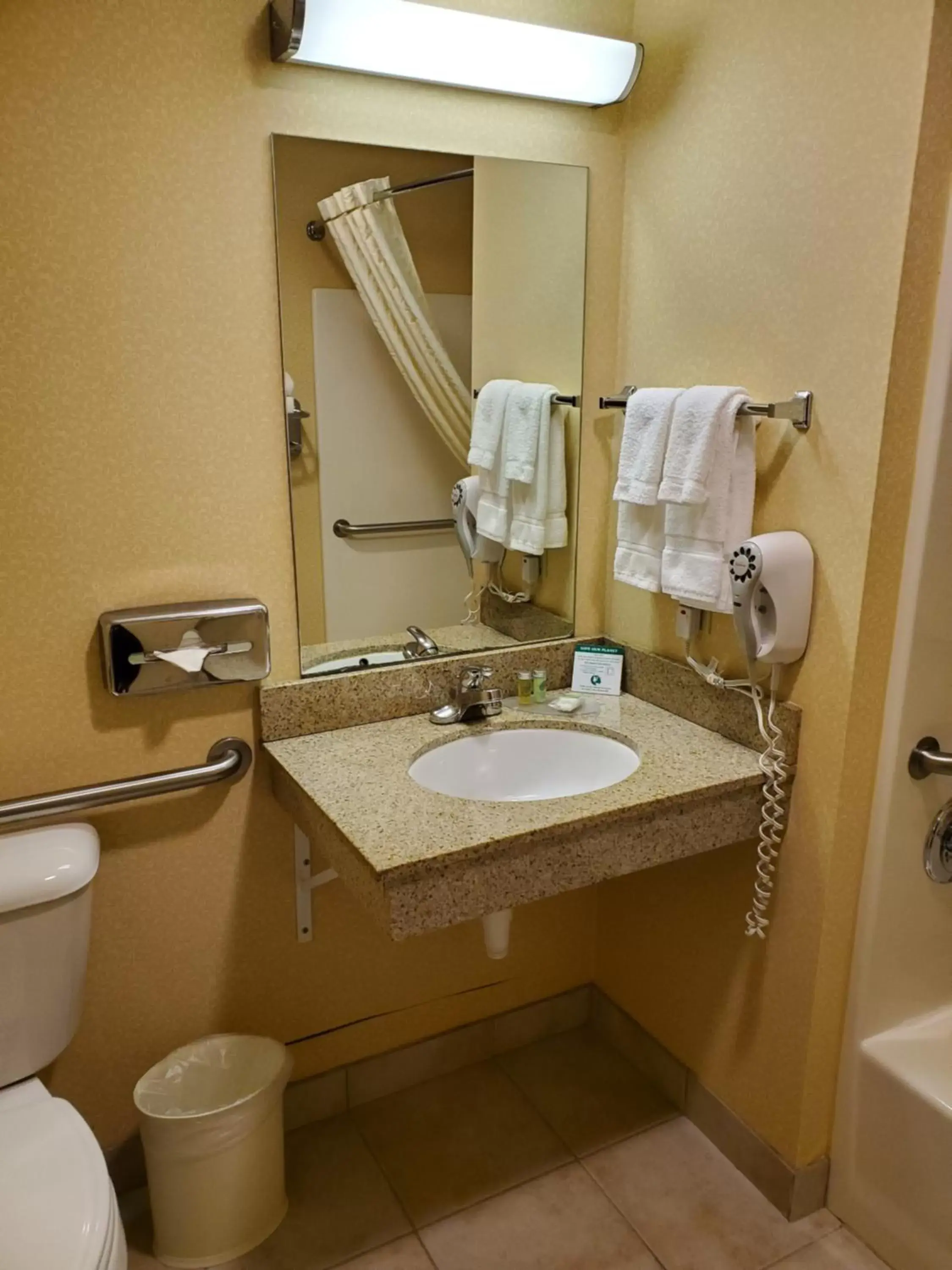 Bathroom in Boarders Inn & Suites by Cobblestone Hotels - Shawano