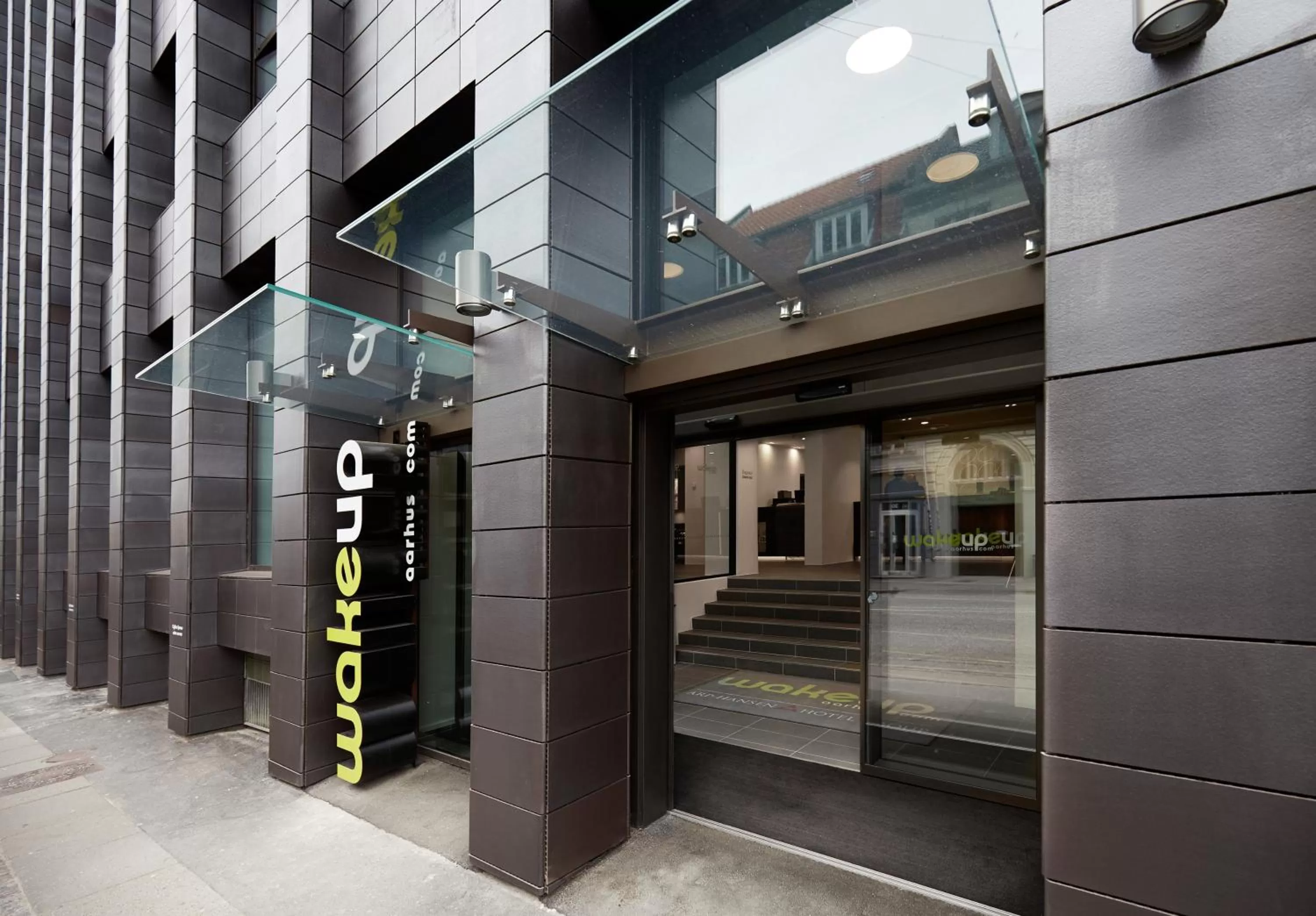 Facade/entrance in Wakeup - Aarhus