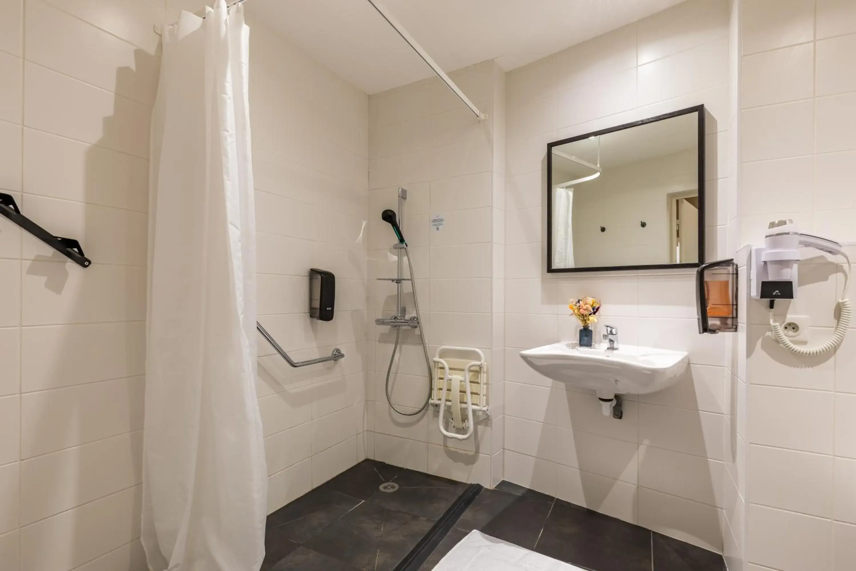 Shower, Bathroom in Hotel-Restaurant Le Victoria