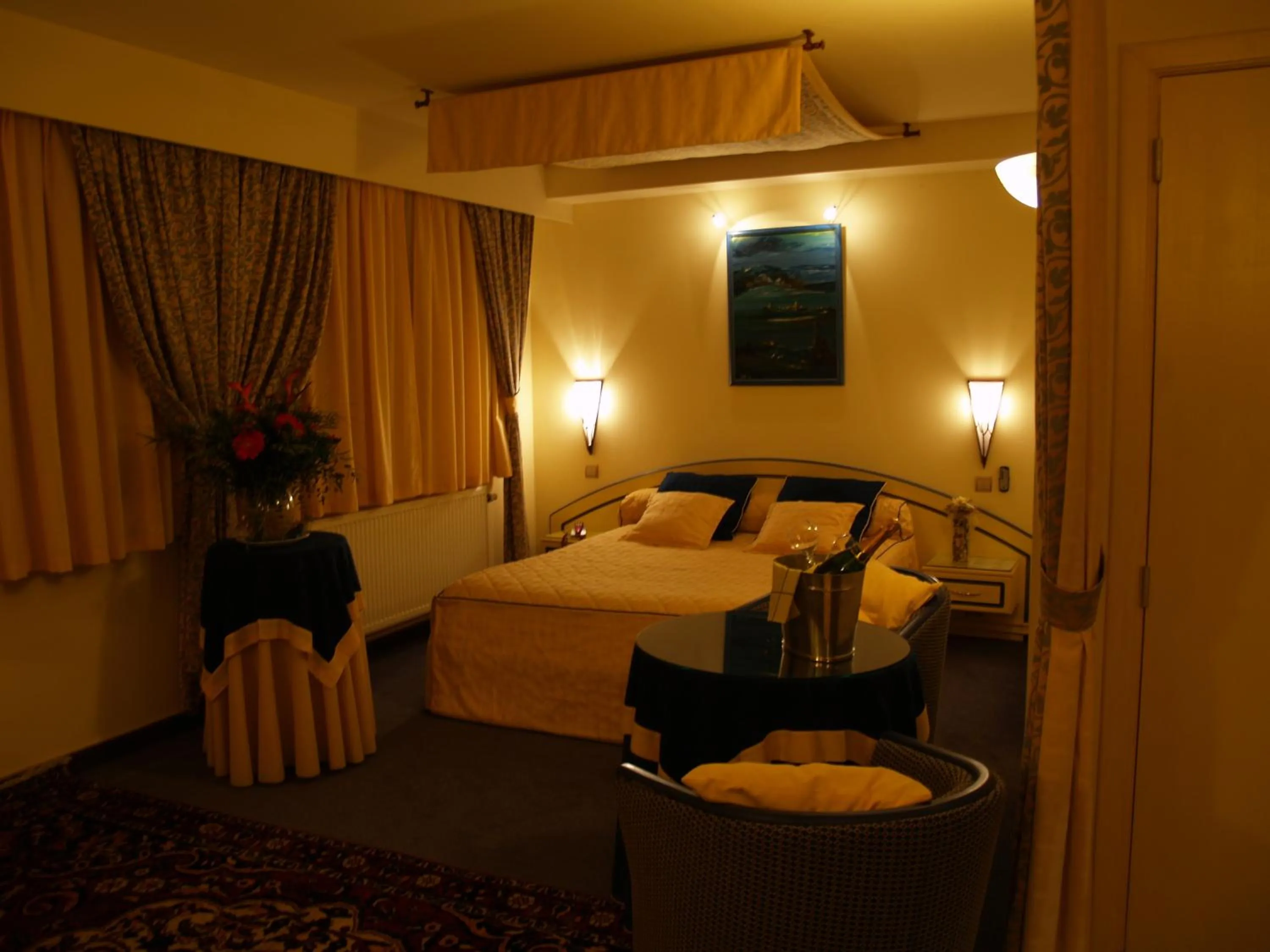 Photo of the whole room, Bed in Les Reflets Jaunes