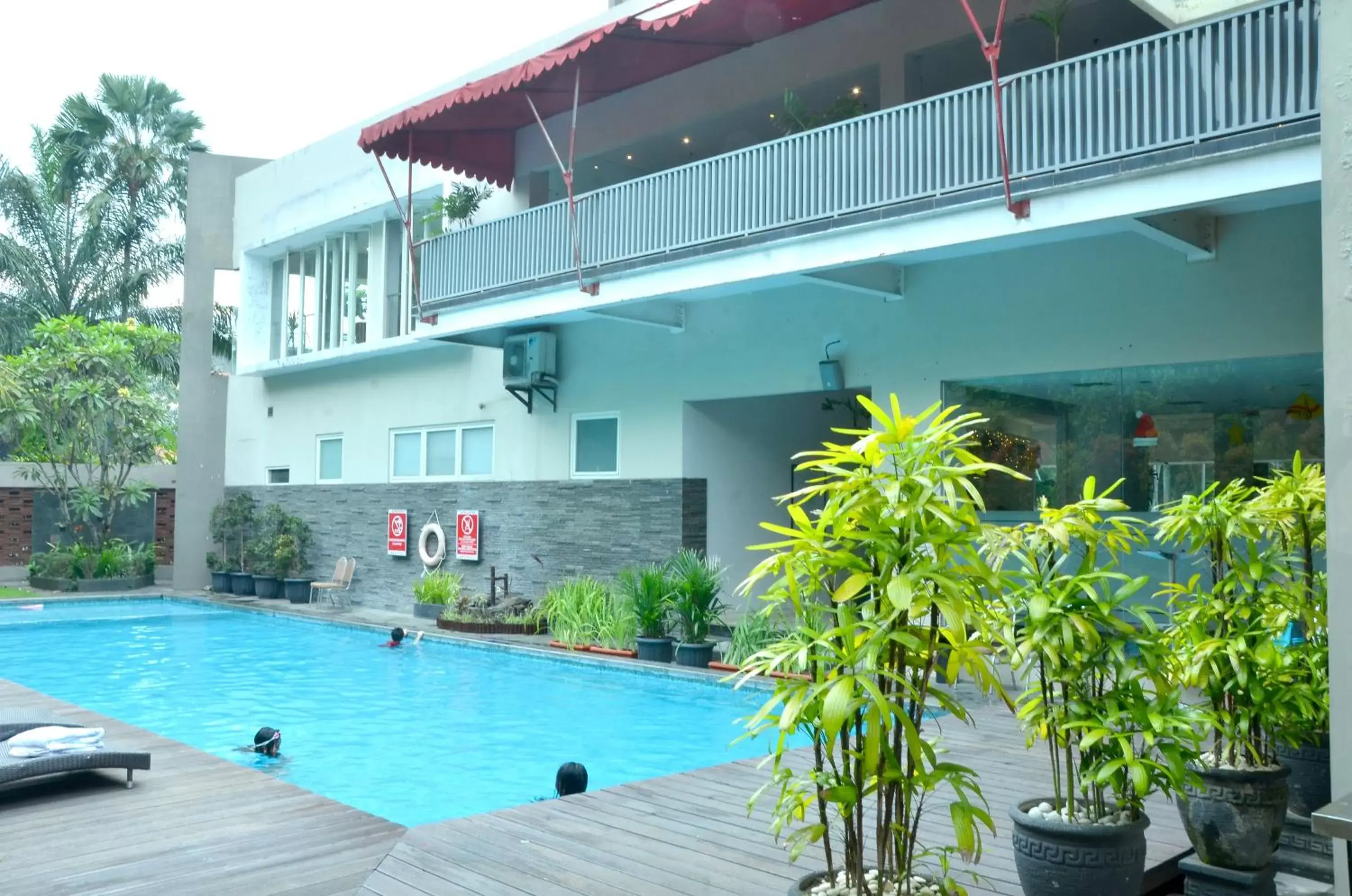 Swimming pool in Grand Cakra Hotel Malang Swimming pool in Grand Cakra Hotel Malang