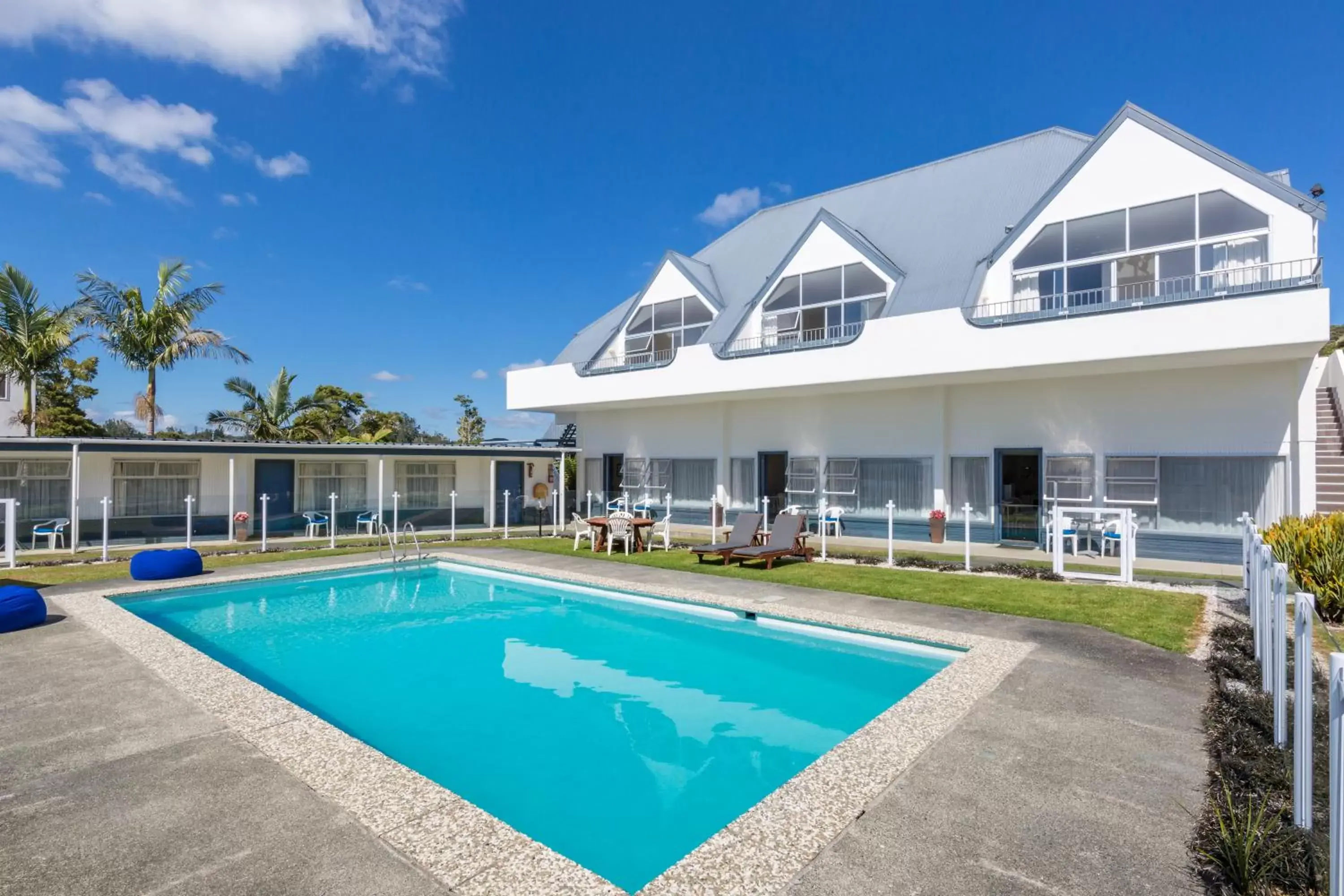 Swimming pool, Property Building in Aloha Seaview Resort Motel