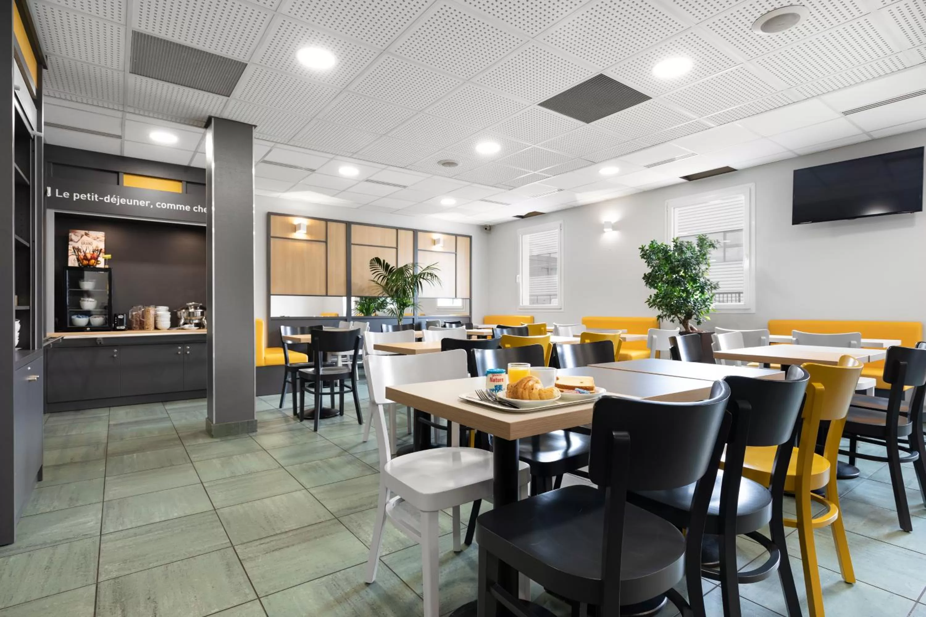 Buffet breakfast in B&B HOTEL Lyon Vénissieux