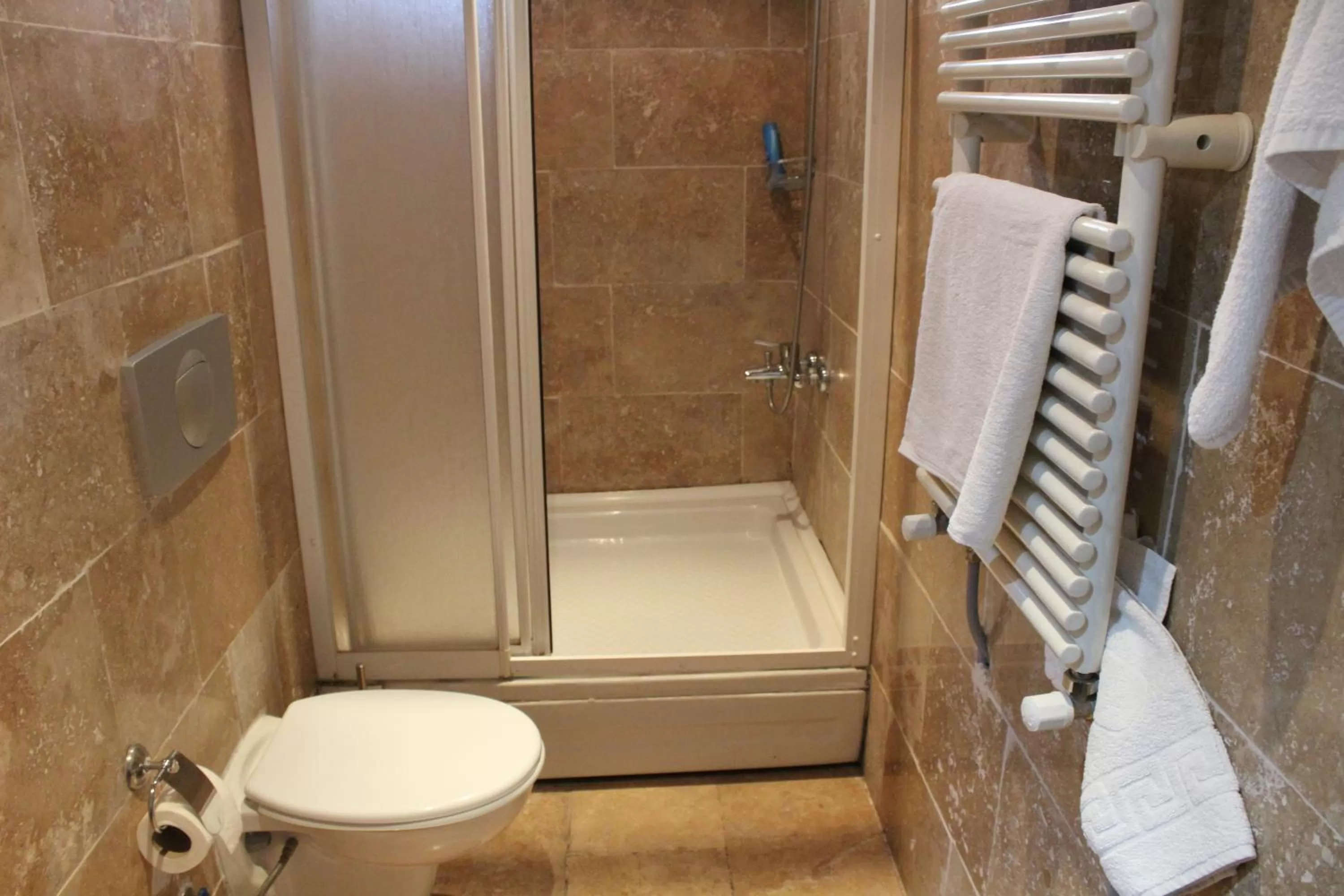 Shower in Kismet Cave House