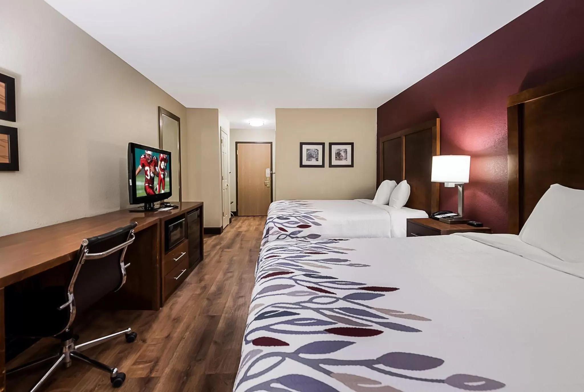 Photo of the whole room, Bed in Red Roof Inn Newport News - Yorktown