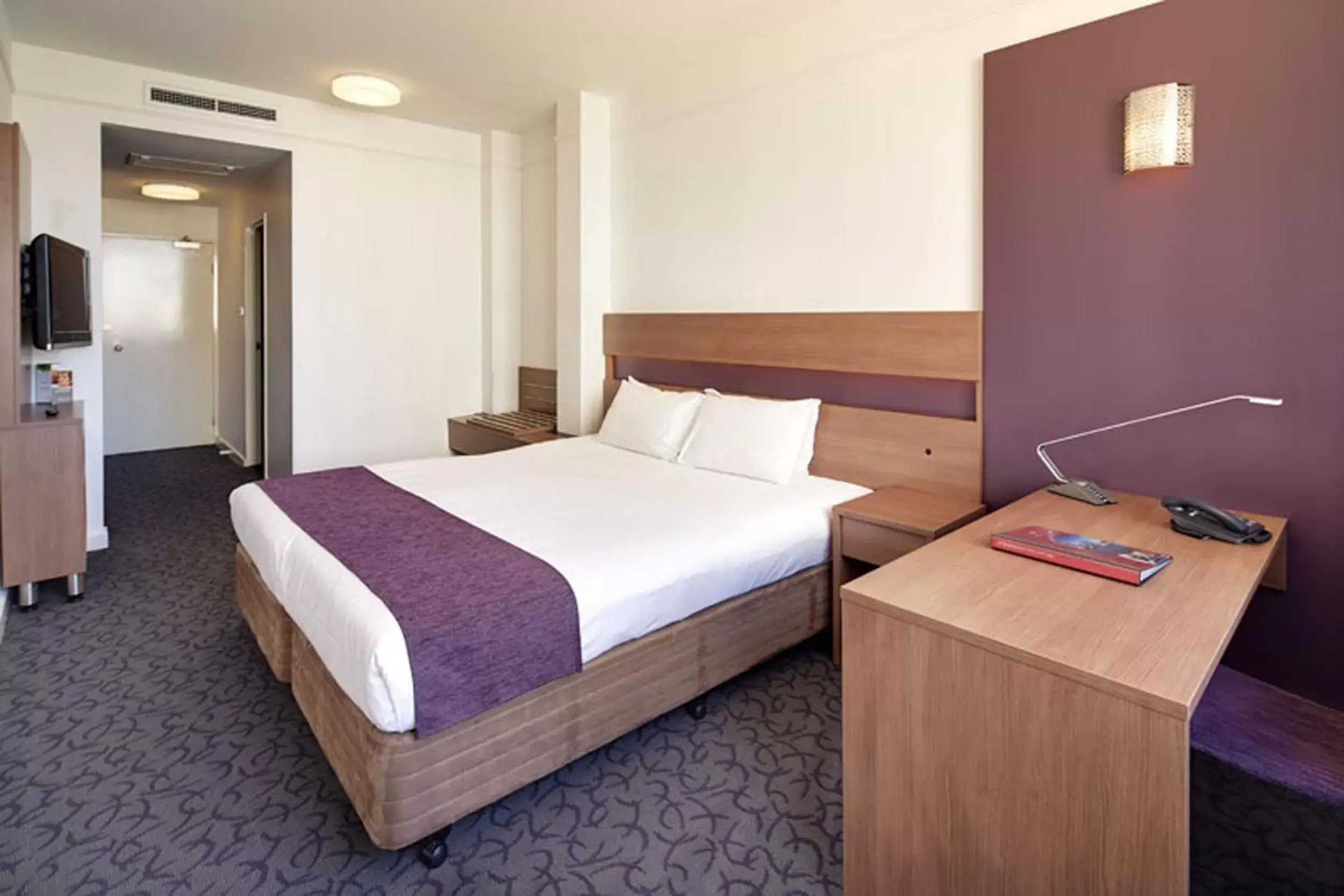 Photo of the whole room, Bed in Quality Hotel Ambassador Perth
