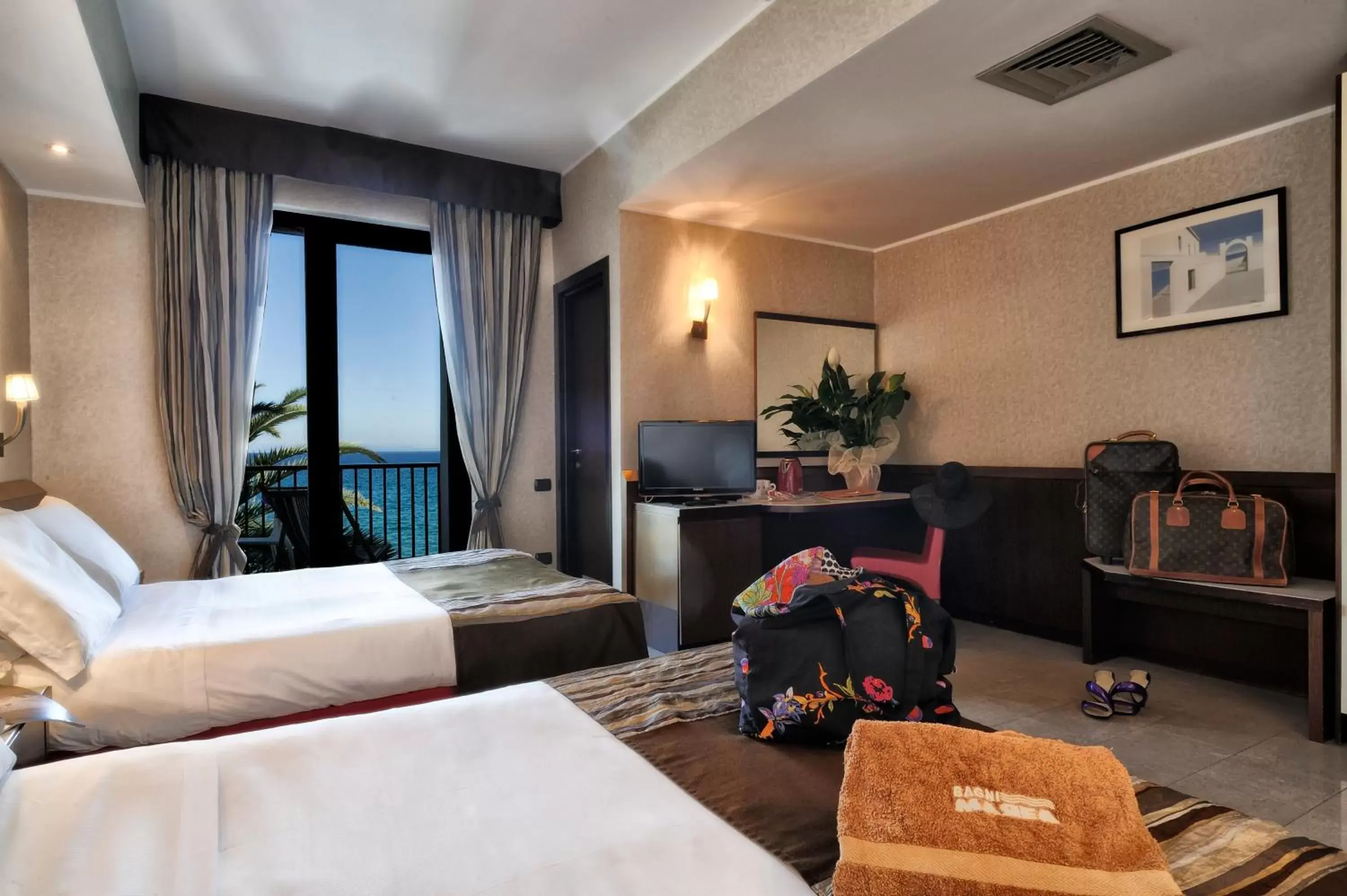 Triple Room with Sea View in Mare Hotel