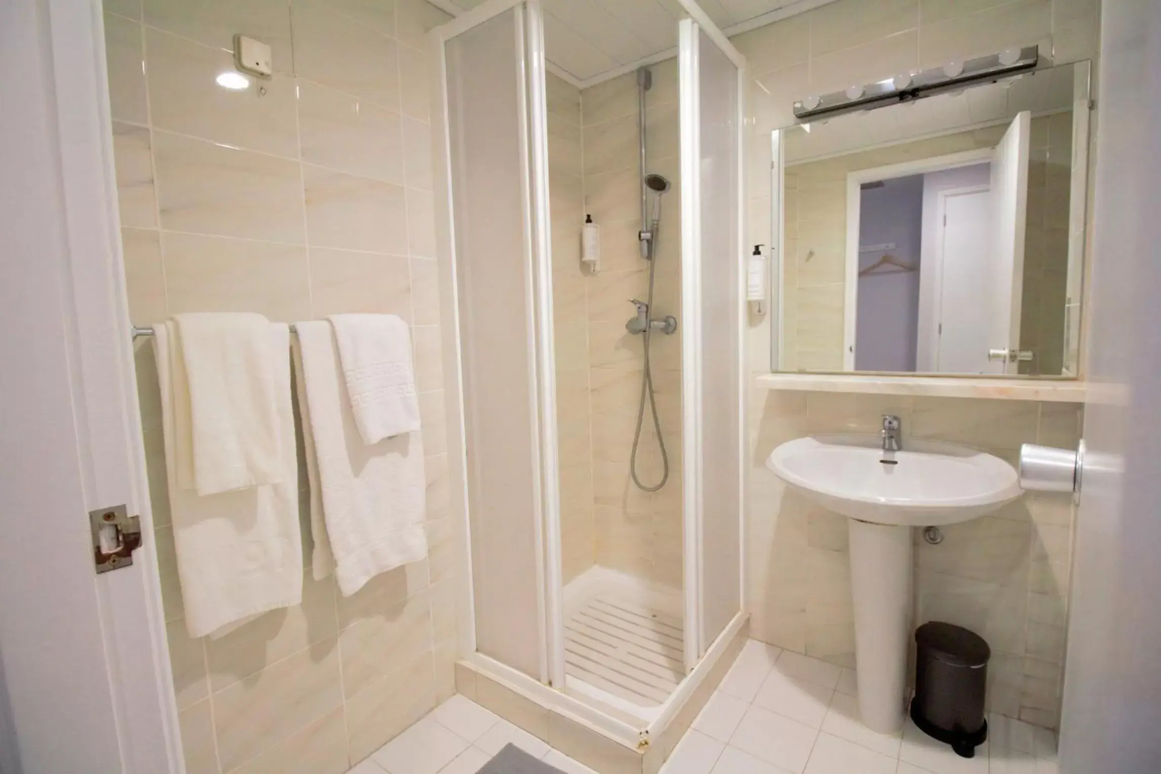 Shower, Bathroom in WOT Costa da Caparica