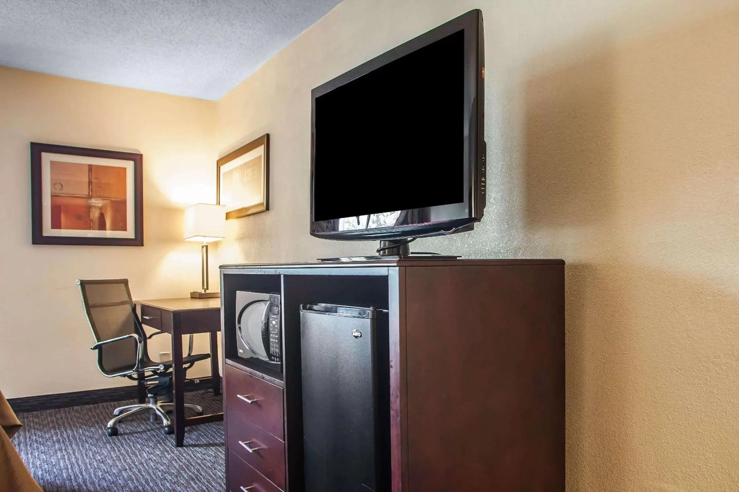 Photo of the whole room, TV/Entertainment Center in Comfort Inn Feasterville - Trevose