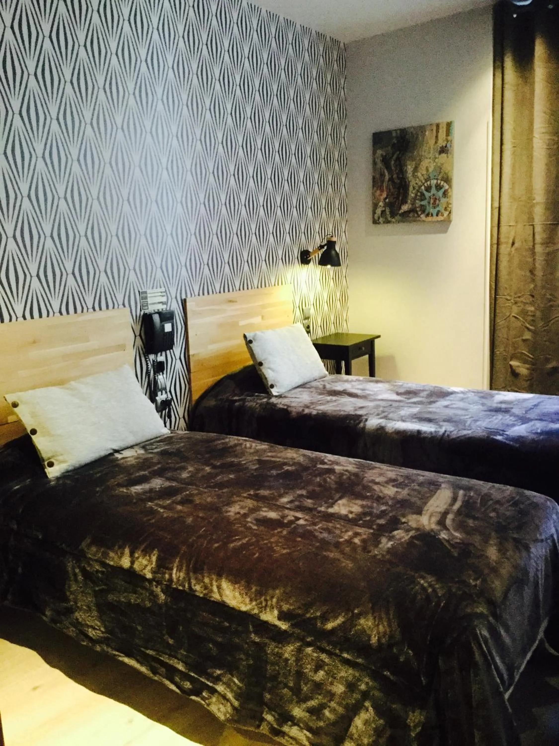 Bed in Hôtel du Commerce