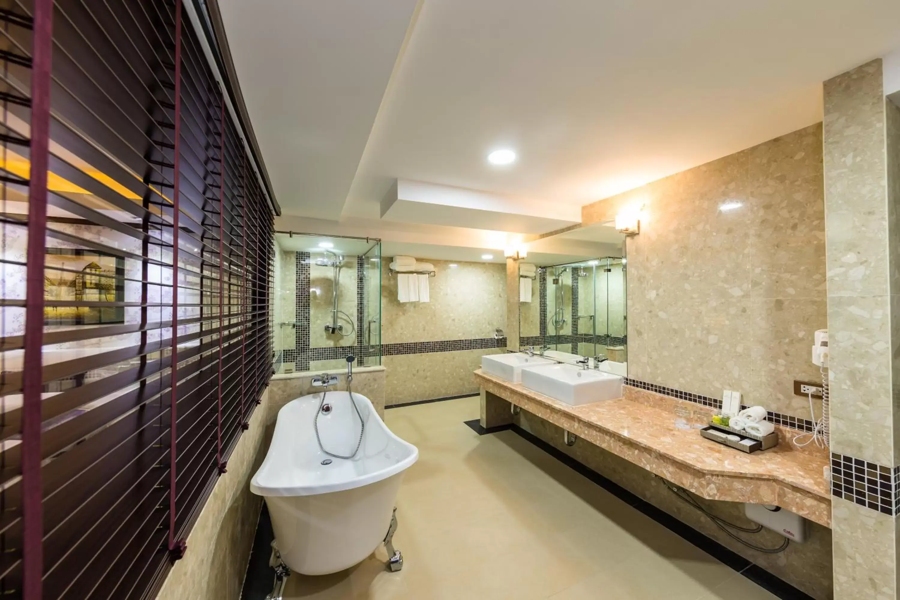 Shower, Bathroom in Hotel de Ladda