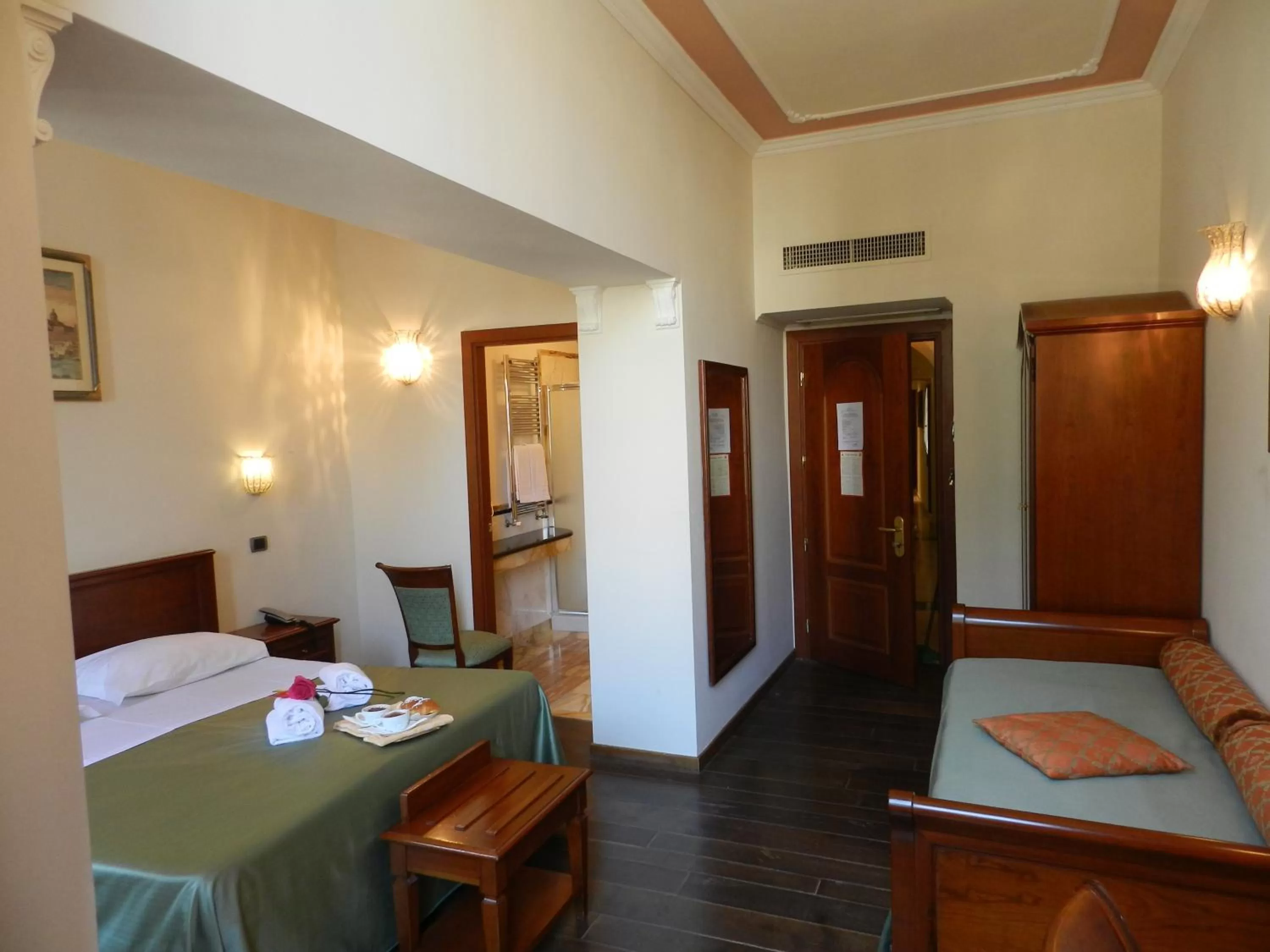 Photo of the whole room, Bed in Domus Florentiae Hotel