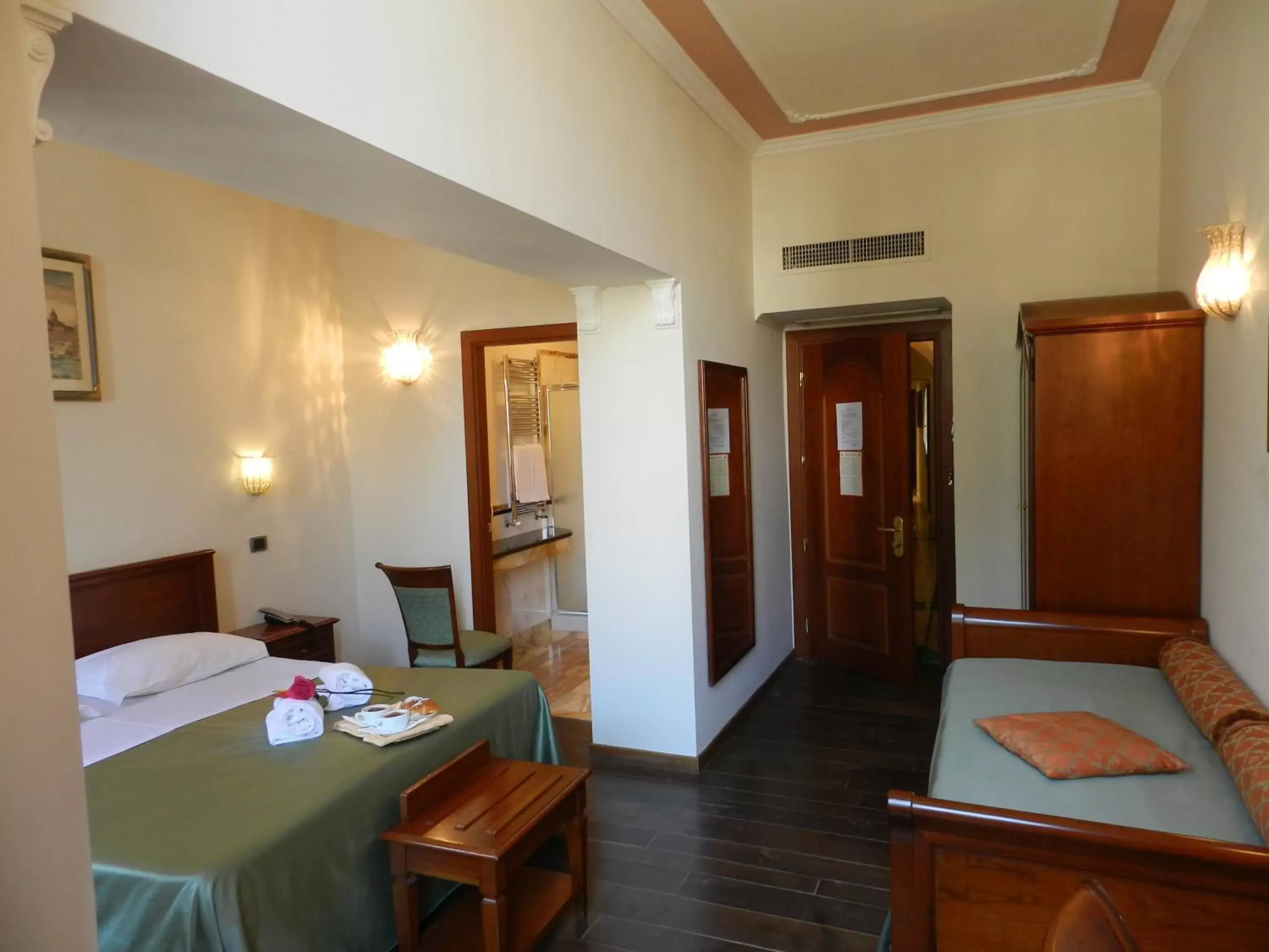 Photo of the whole room in Domus Florentiae Hotel